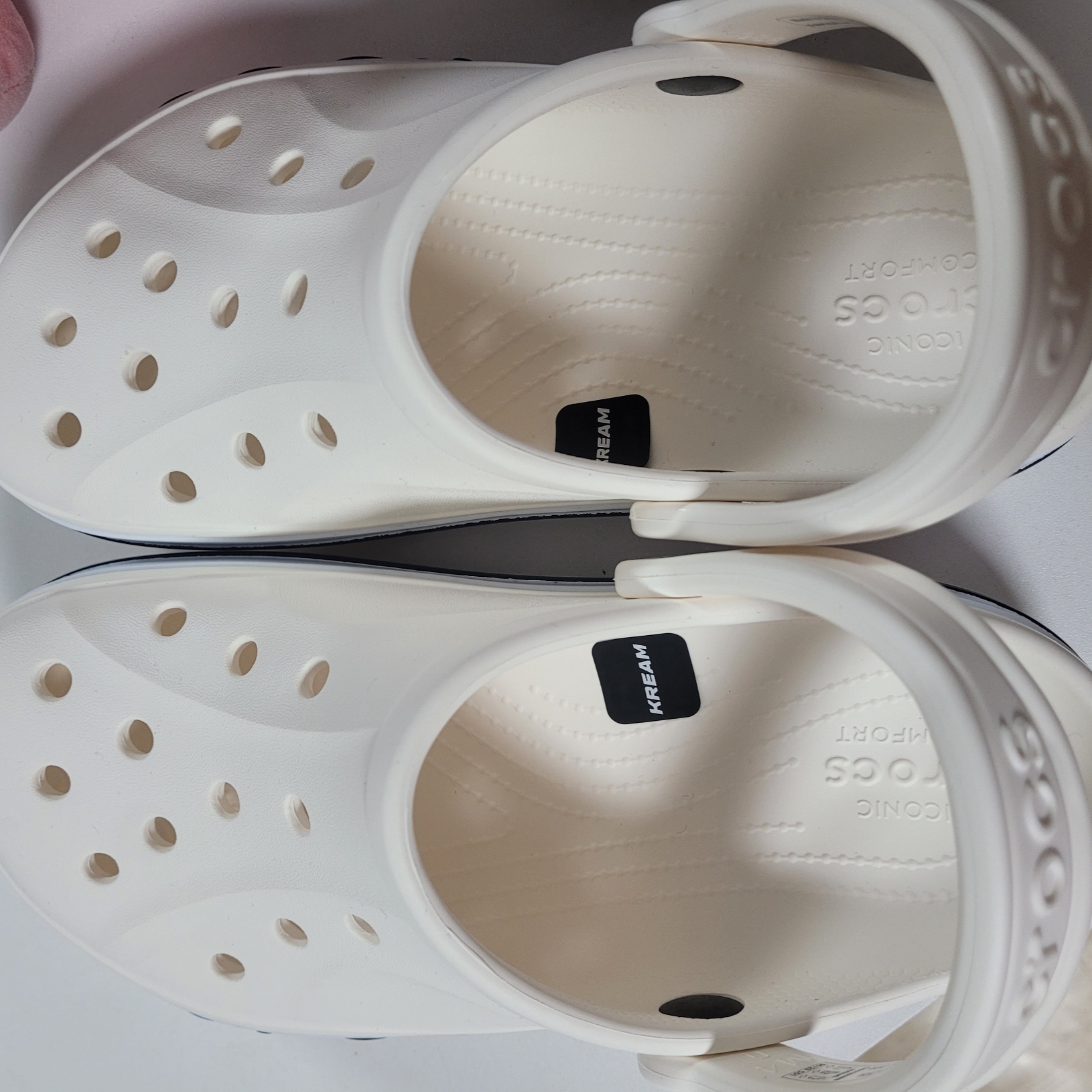Crocs Bayaband Clog White Navy 착용 스타일 - 1