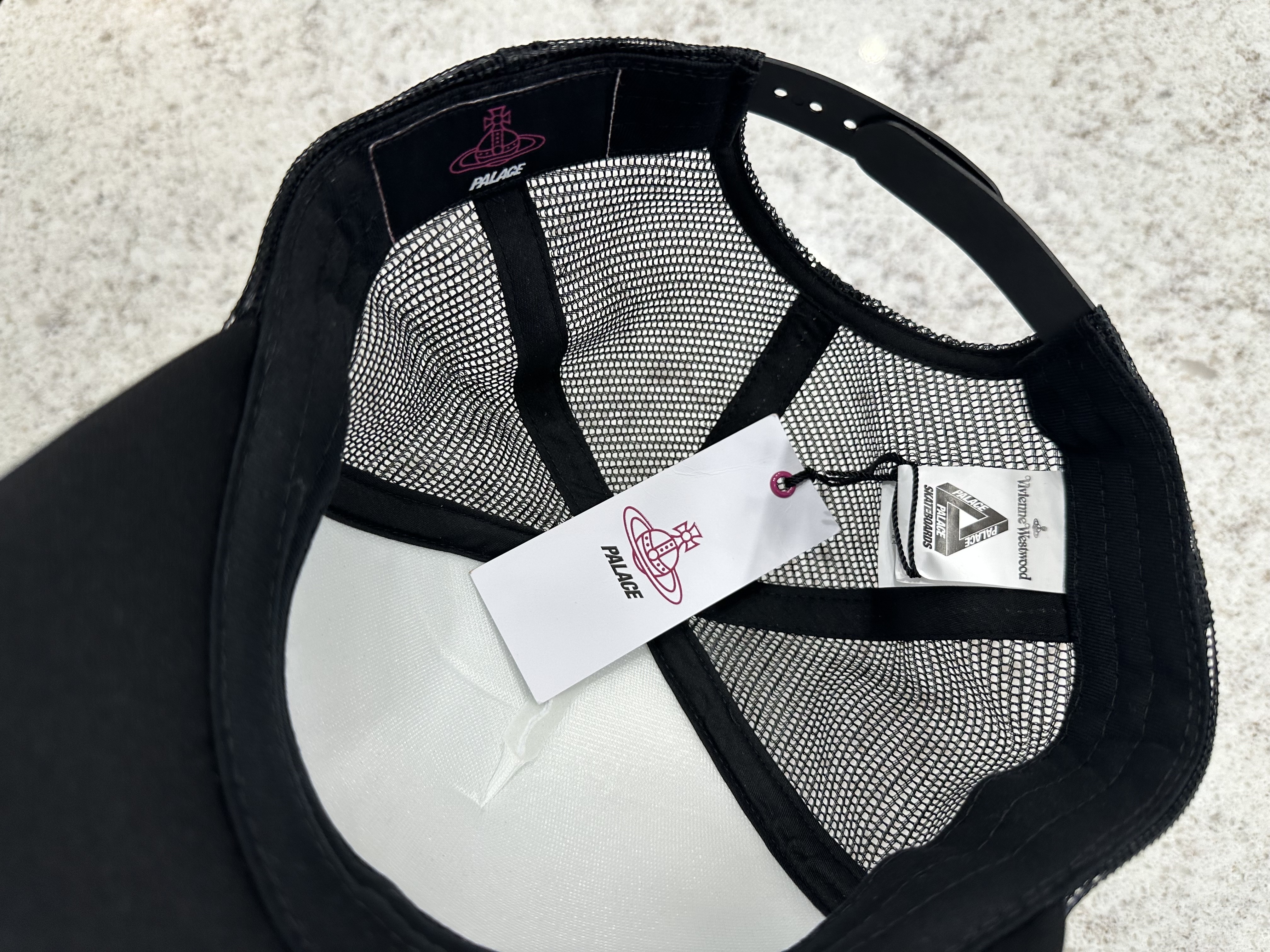 Palace x Vivienne Westwood Trucker Black - 24FW 착용 스타일 - 4