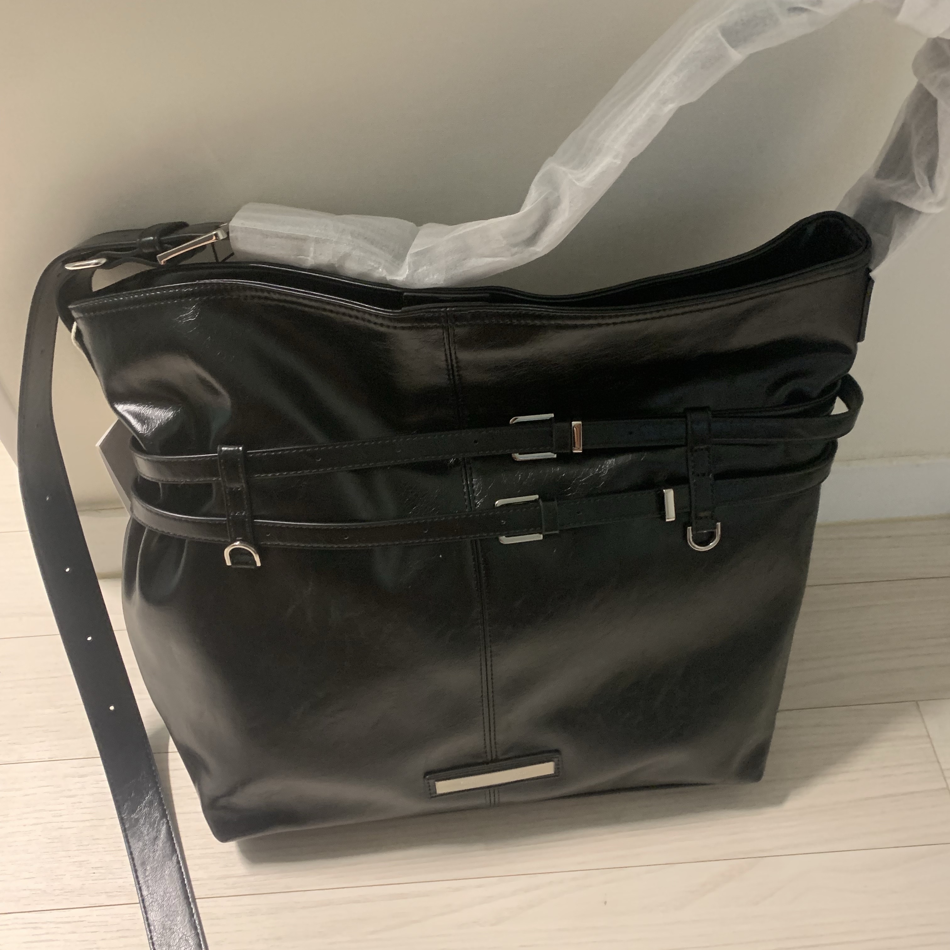 Matin Kim Double Belted Strap Big Bag Black 착용 스타일