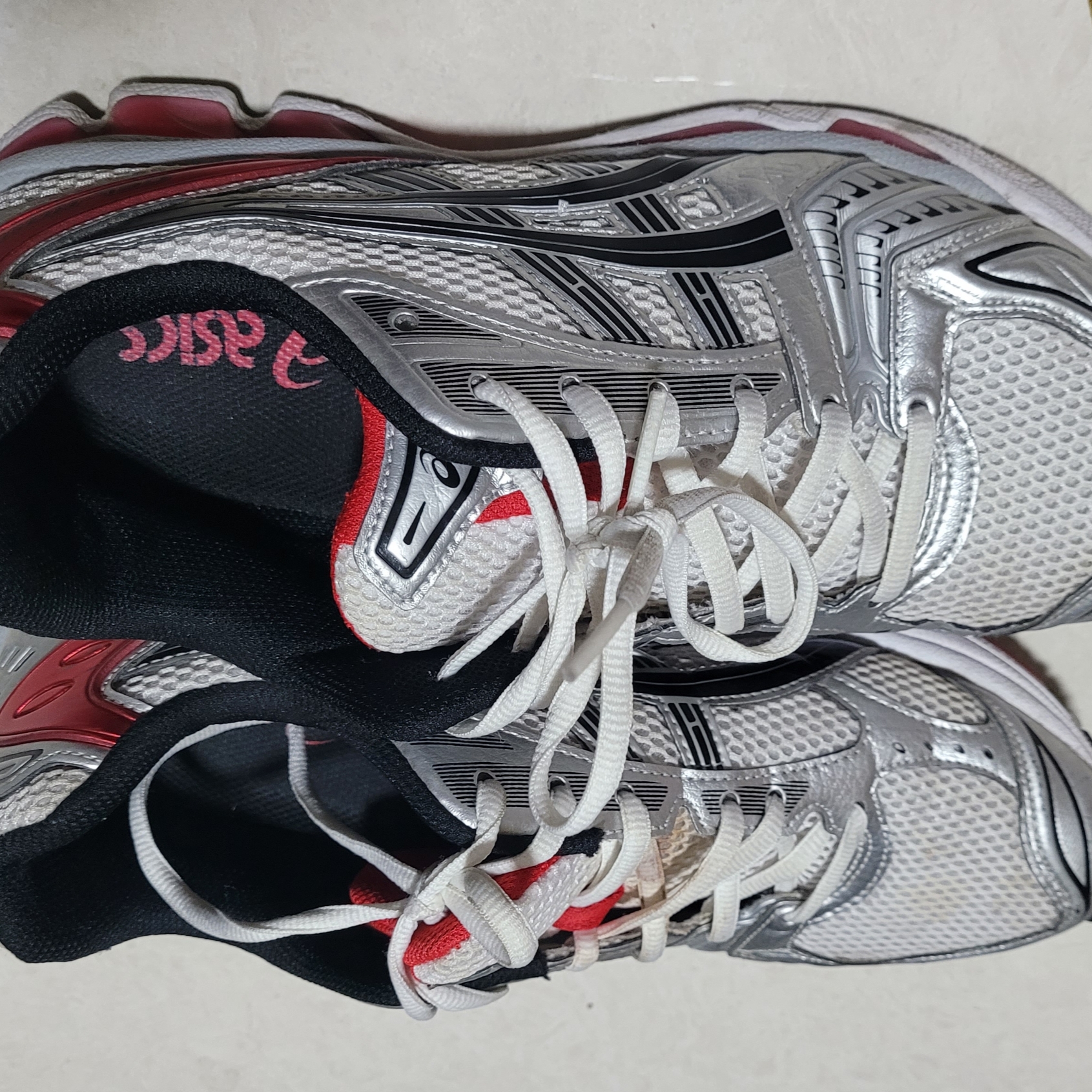 Asics Gel-Kayano 14 White Classic Red 착용 스타일