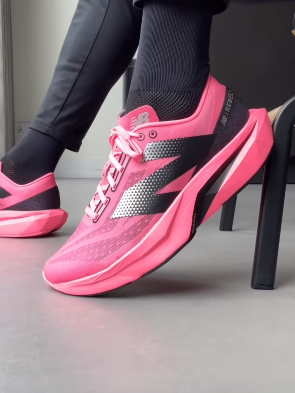 New Balance Fuelcell Rebel v4 Ultra Pink Black - 2E Wide, New Balance Fuelcell Rebel v4 Ultra Pink Black - D Standard 착용 스타일
