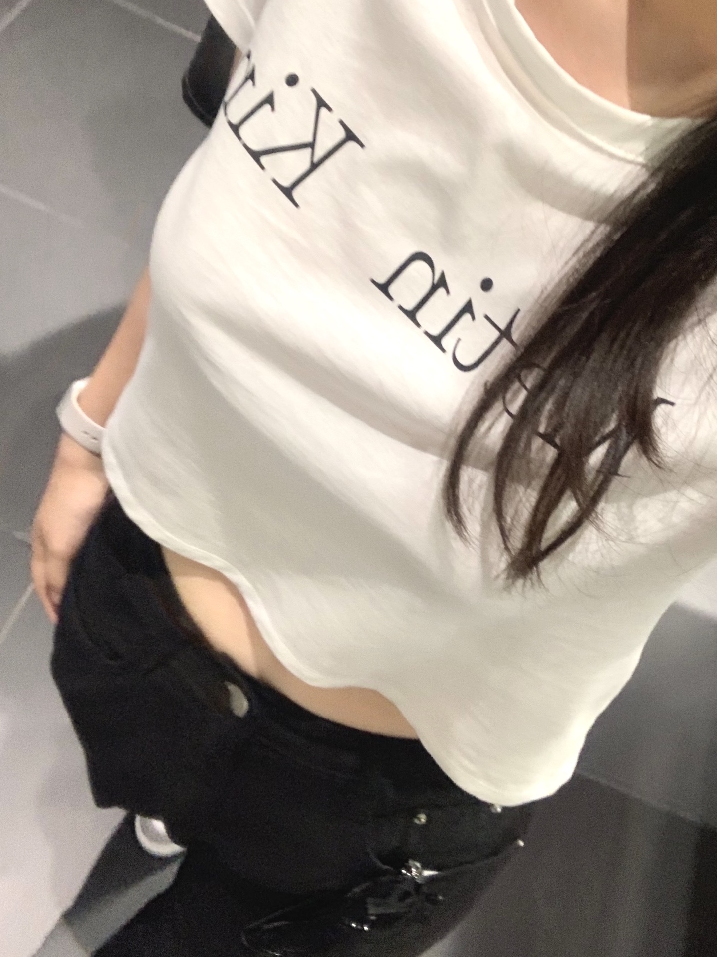 (W) Matin Kim Logo Crop Top White, Matin Kim Mini Buckle Bag Black 착용 스타일 - 1