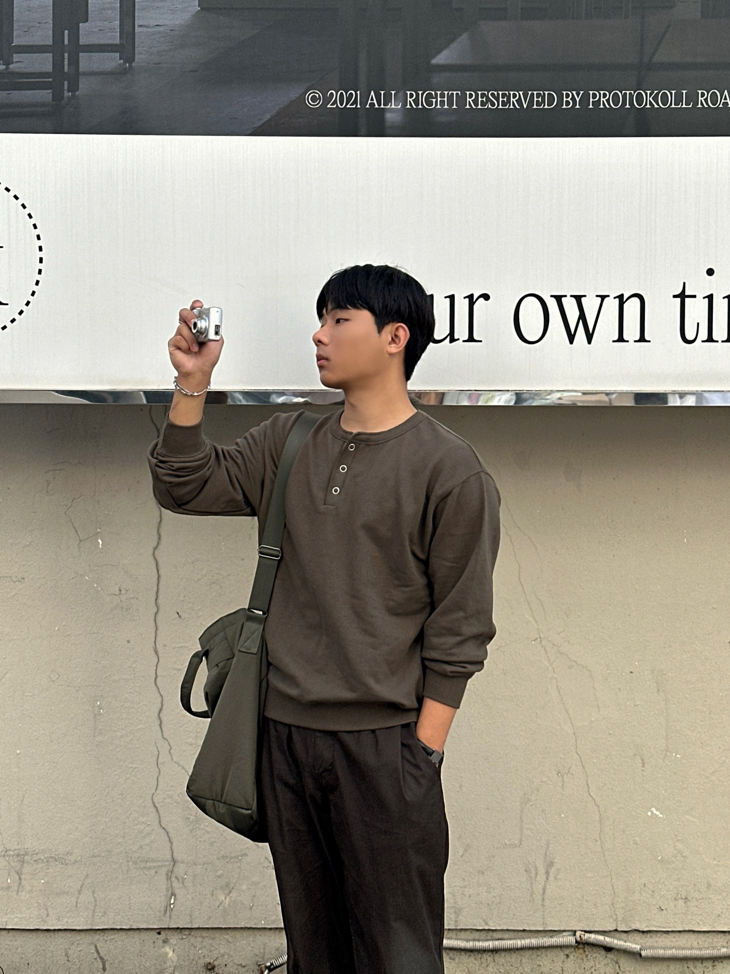 Uniqlo 2-Way Utility Bag Olive 착용 스타일 - 3