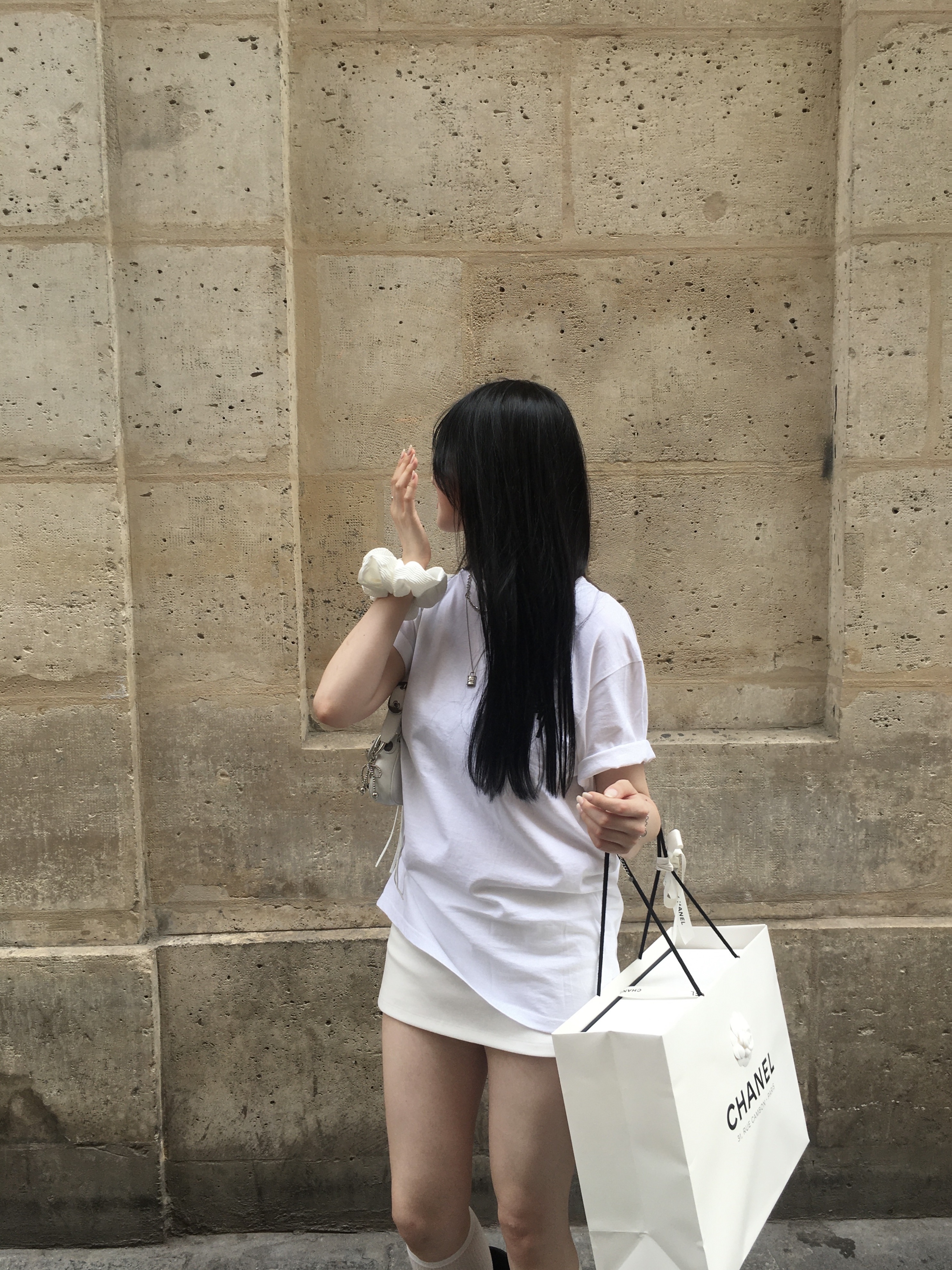 Chanel 22 Small Handbag Shiny Calfskin & Silver Black, Stussy Stock Paris T-Shirt White 착용 스타일 - 2