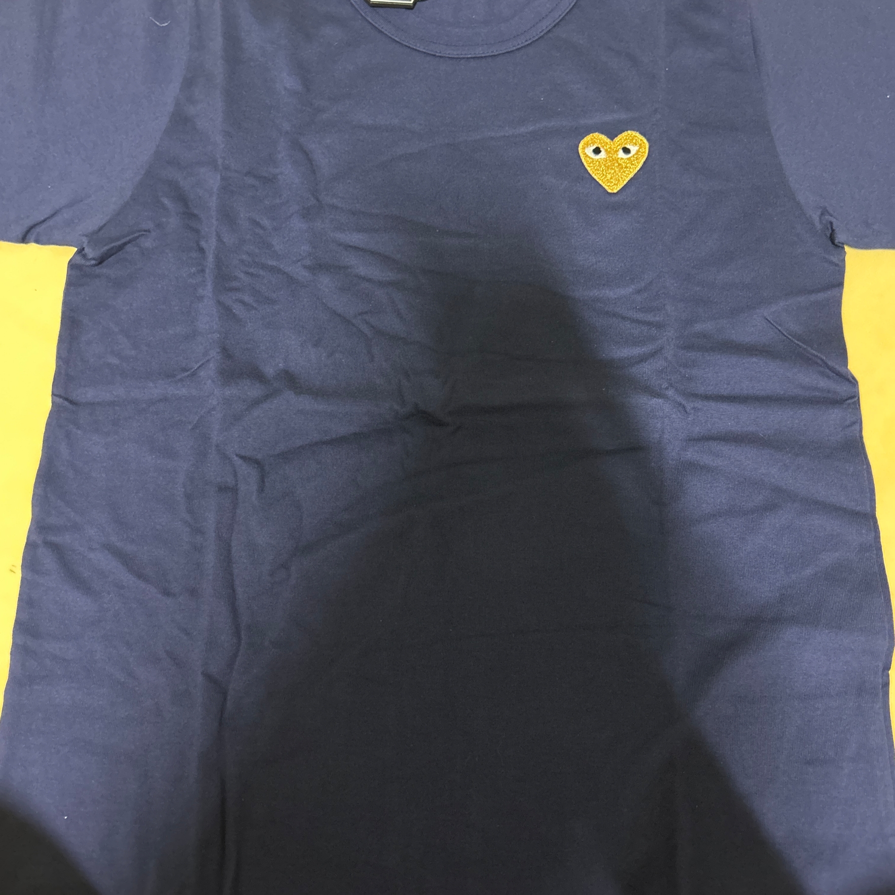 (W) Play Comme des Garcons Gold Heart T-Shirt Navy 착용 스타일