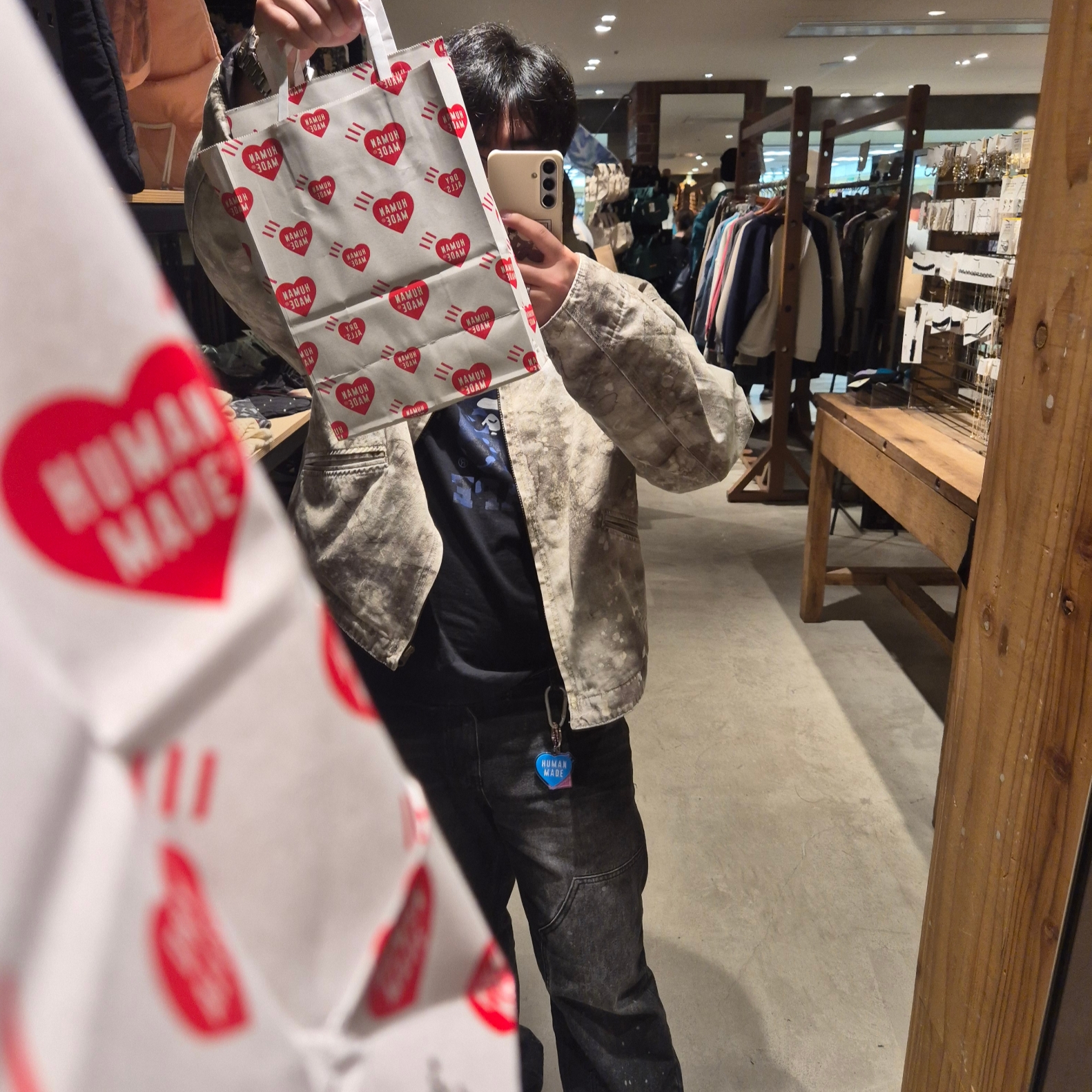 Human Made Acrylic Heart Keyring Blue 착용 스타일