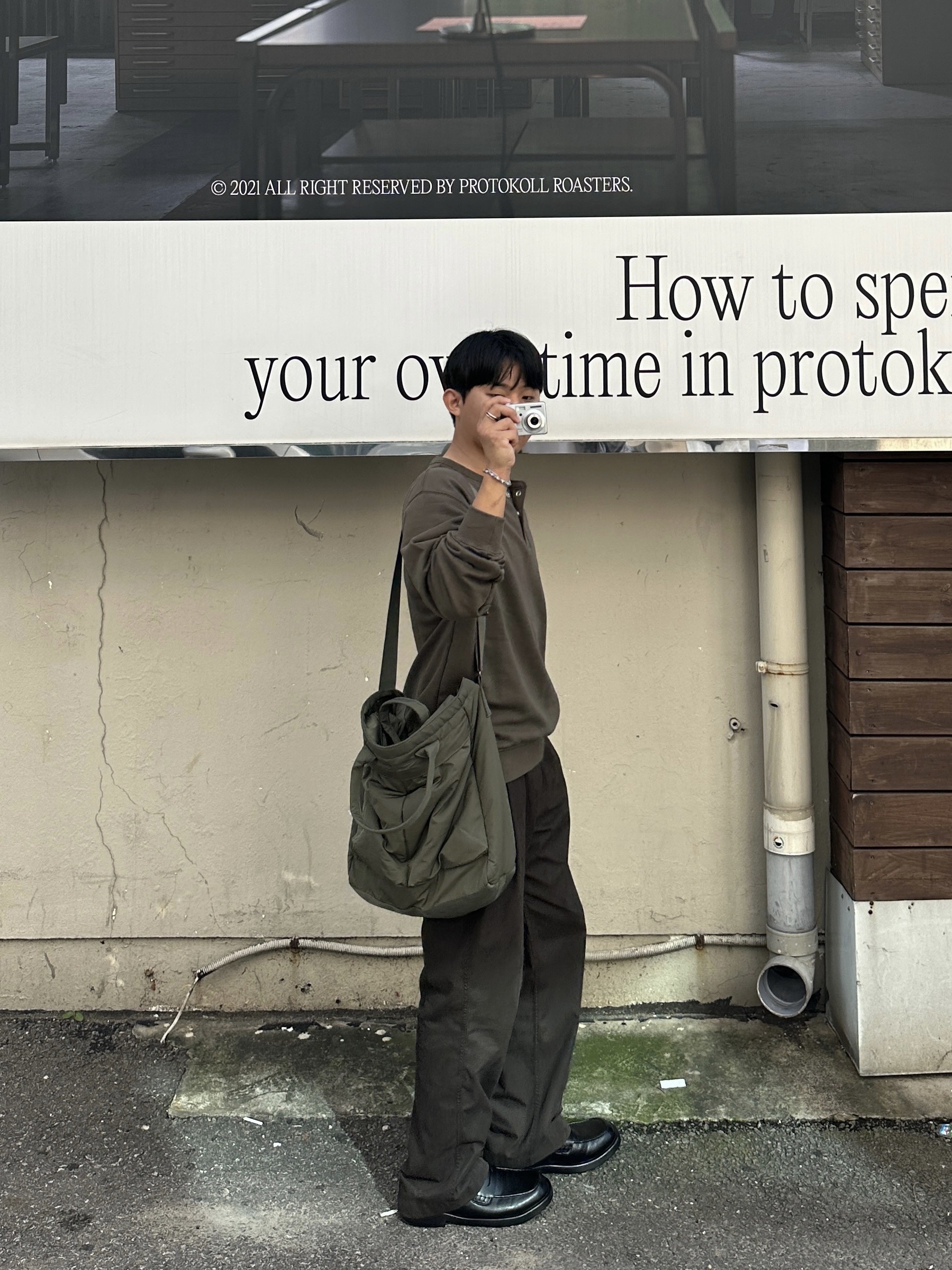 Uniqlo 2-Way Utility Bag Olive 착용 스타일 - 2