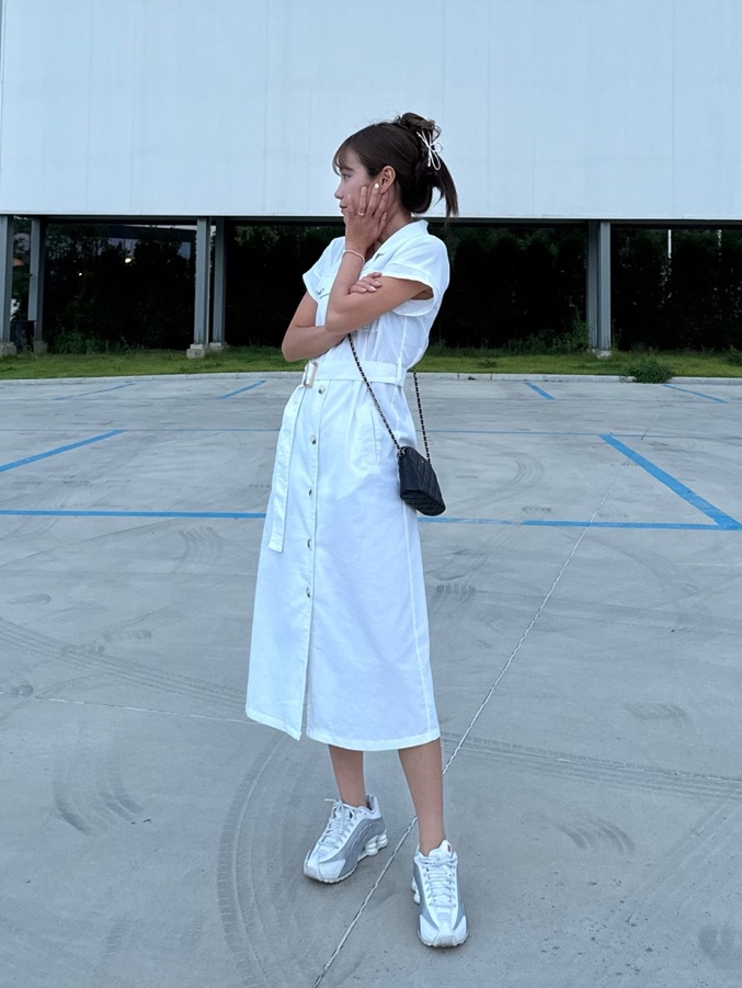 Chanel Clutch with Chain Lambskin & Gold Black, (W) Nike Shox R4 White Metallic Silver 착용 스타일 - 1