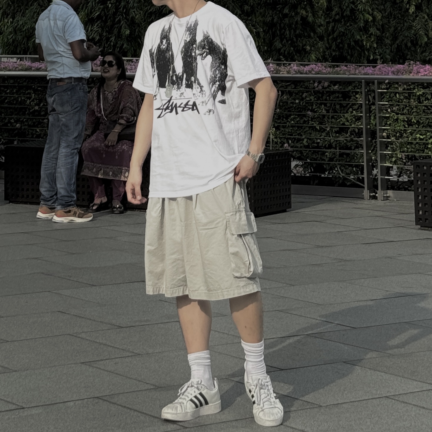 Stussy Doberman T-Shirt White, Adidas Grand Court Base 2.0 Cloud White Core Black 착용 스타일 - 1