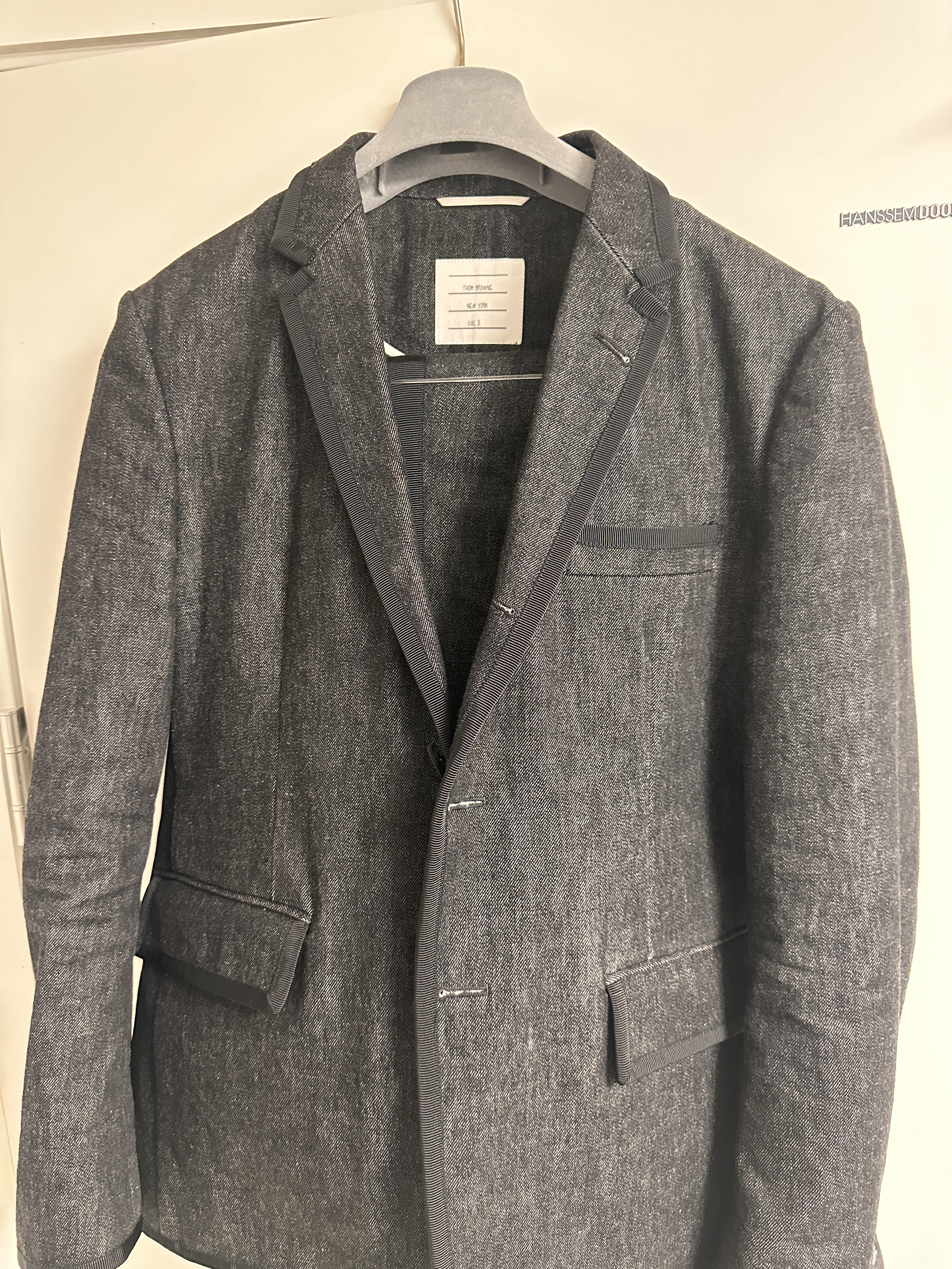 Thom Browne Super 120S Wool Twill Classic Suit Dark Grey, Thom Browne Engineered Stripe Necktie in Wool Navy 착용 스타일 - 2