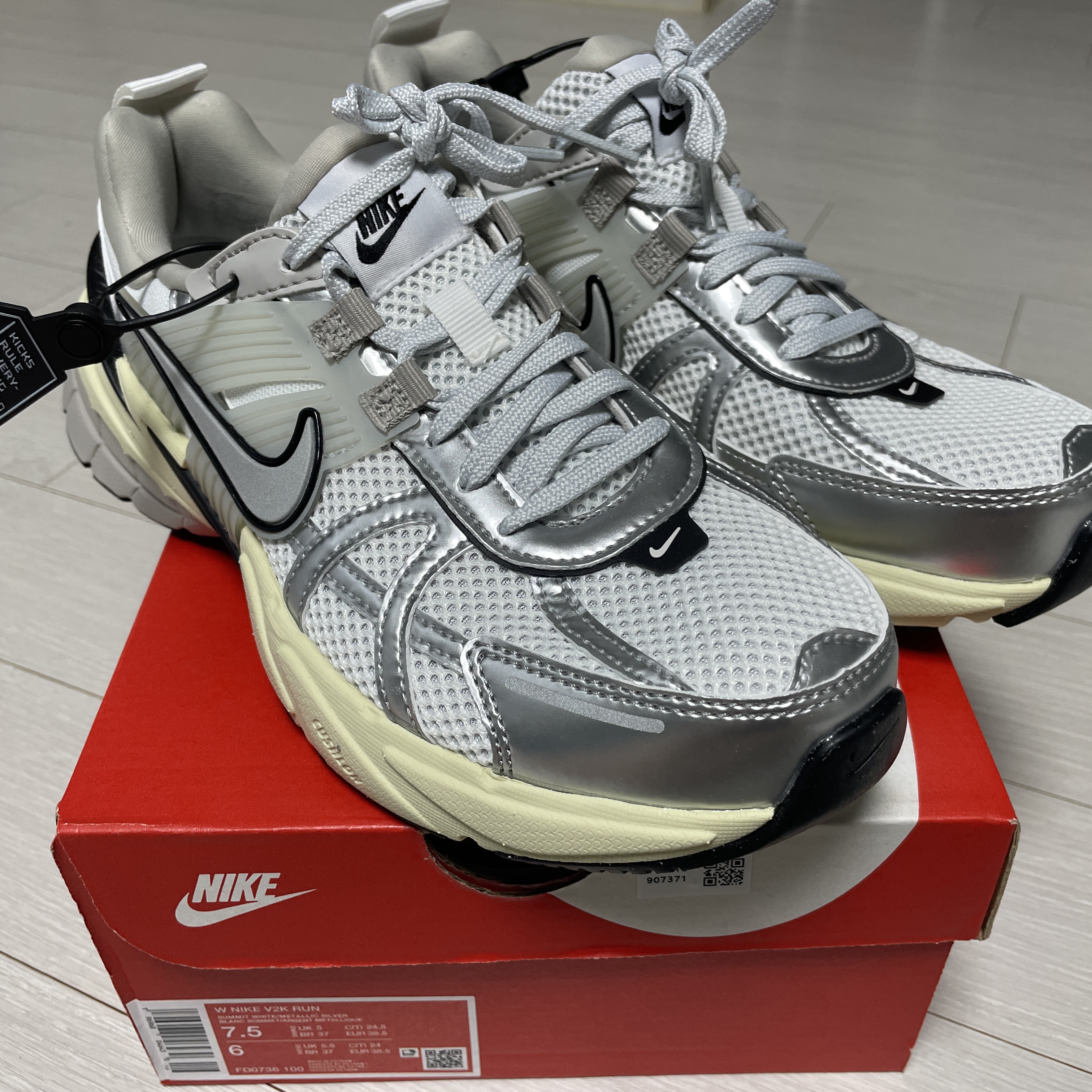 Nike V2K Run Summit White Metallic Silver 착용 스타일