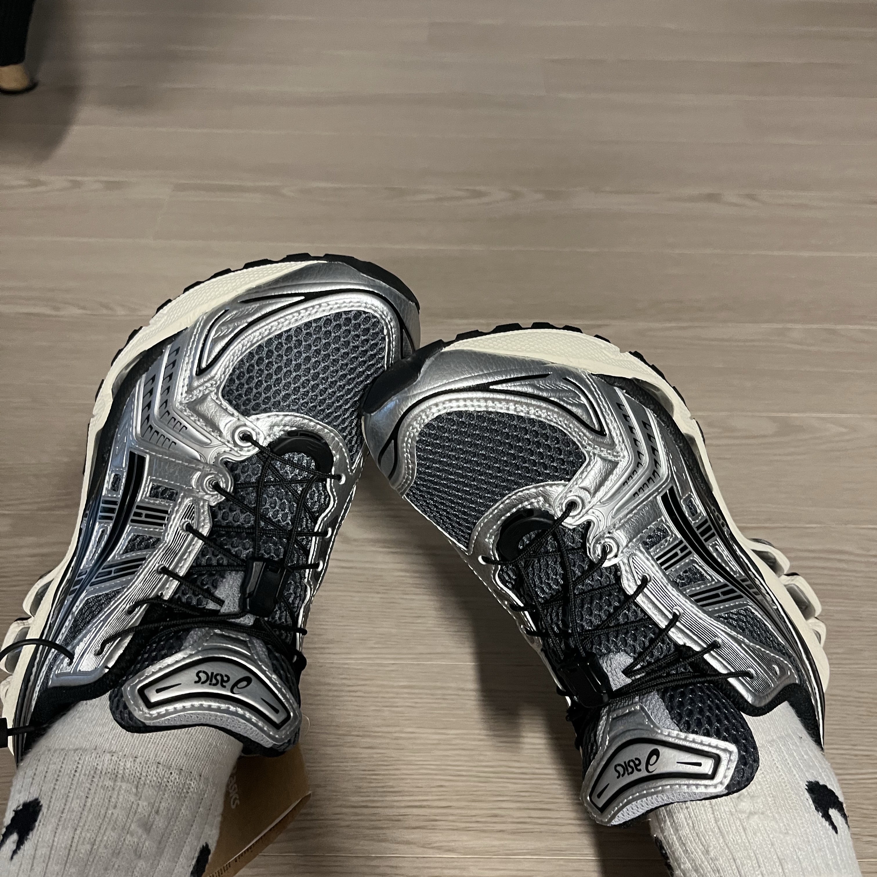 Asics Unlimited Gel-Kayano 14 Carrier Grey Black 착용 스타일
