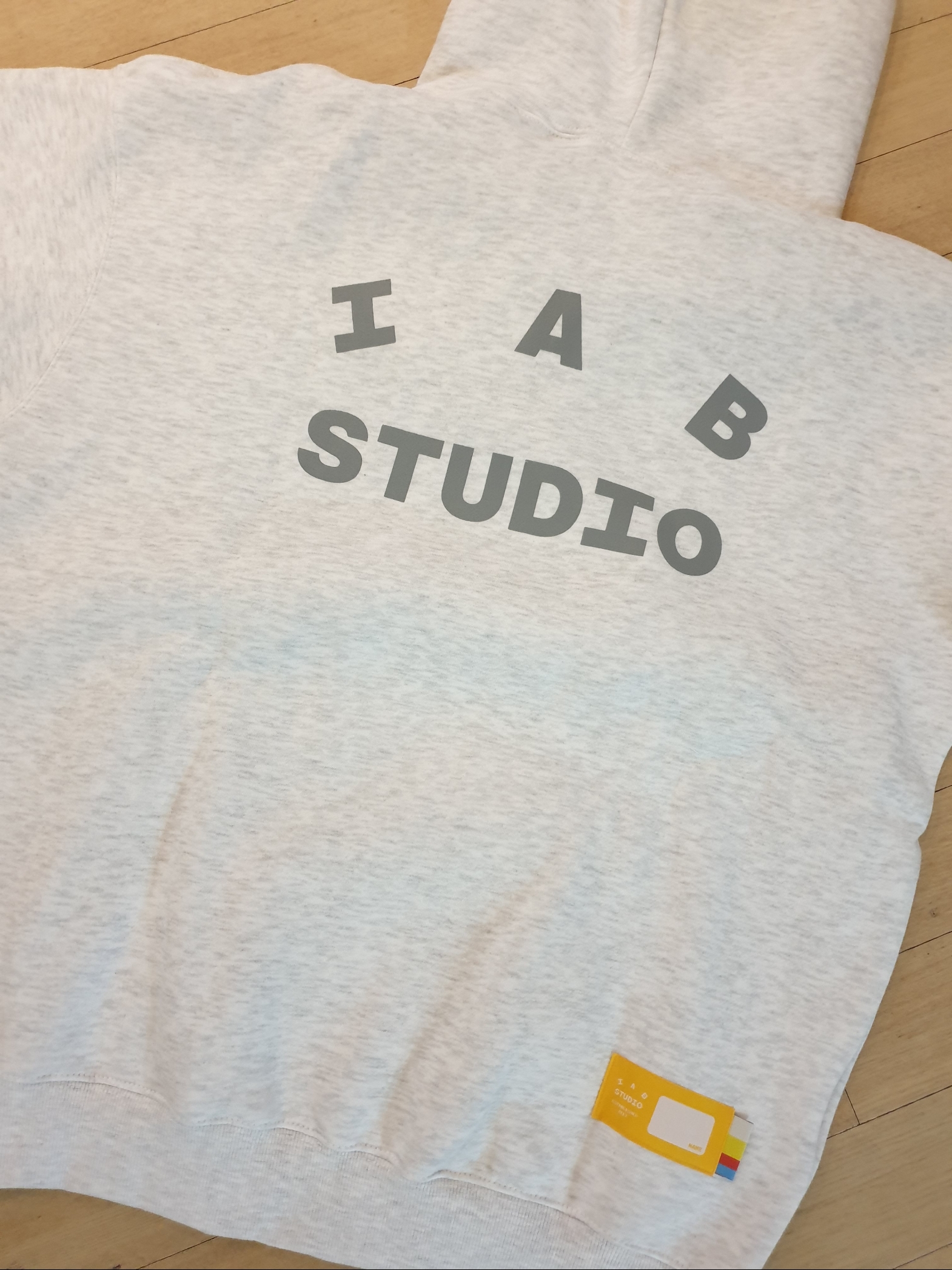 IAB Studio Hoodie Light Gray 착용 스타일