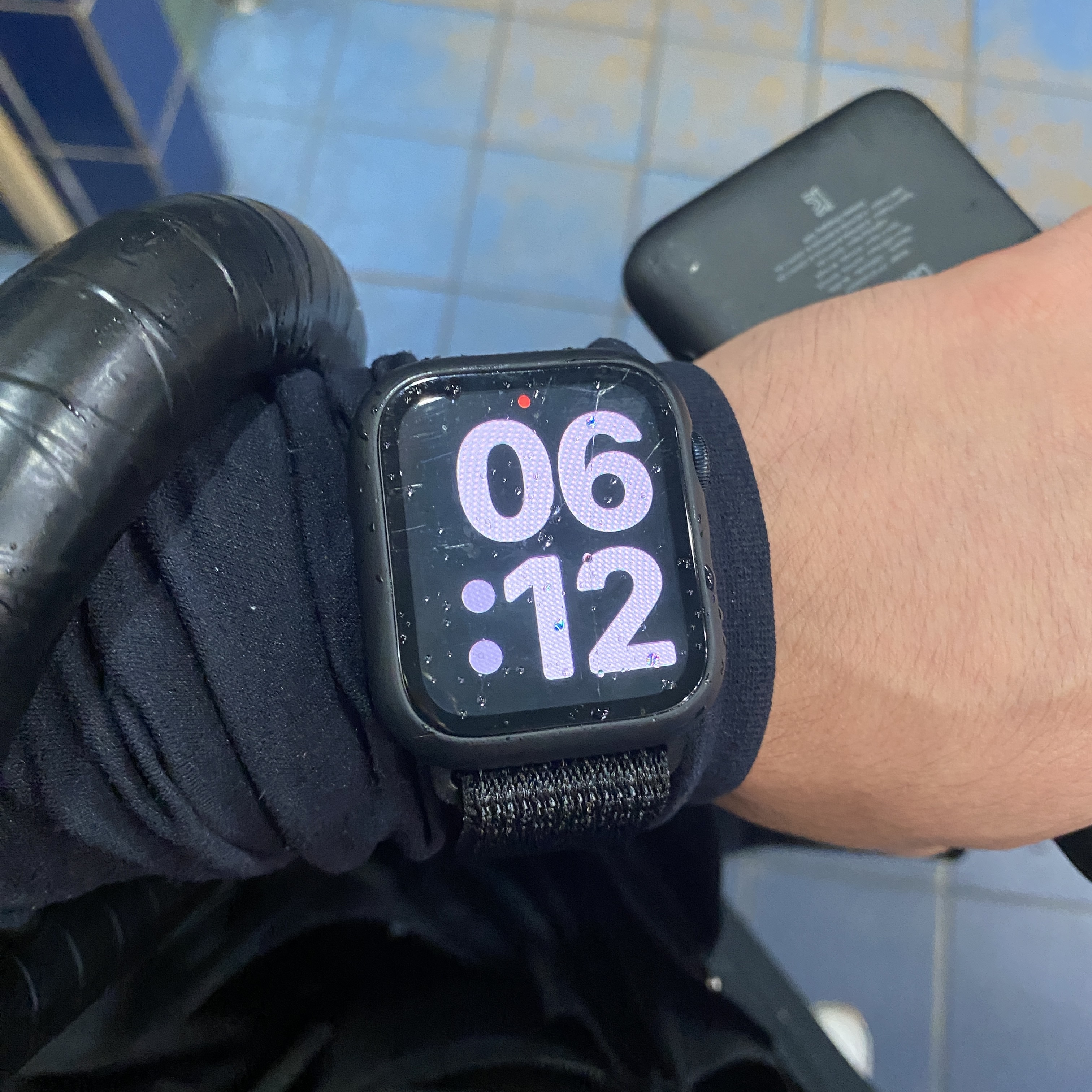 Apple Watch SE 2023 44mm GPS Midnight Aluminium Case with Sport Band S/M Midnight (Korean Ver.) 착용 스타일