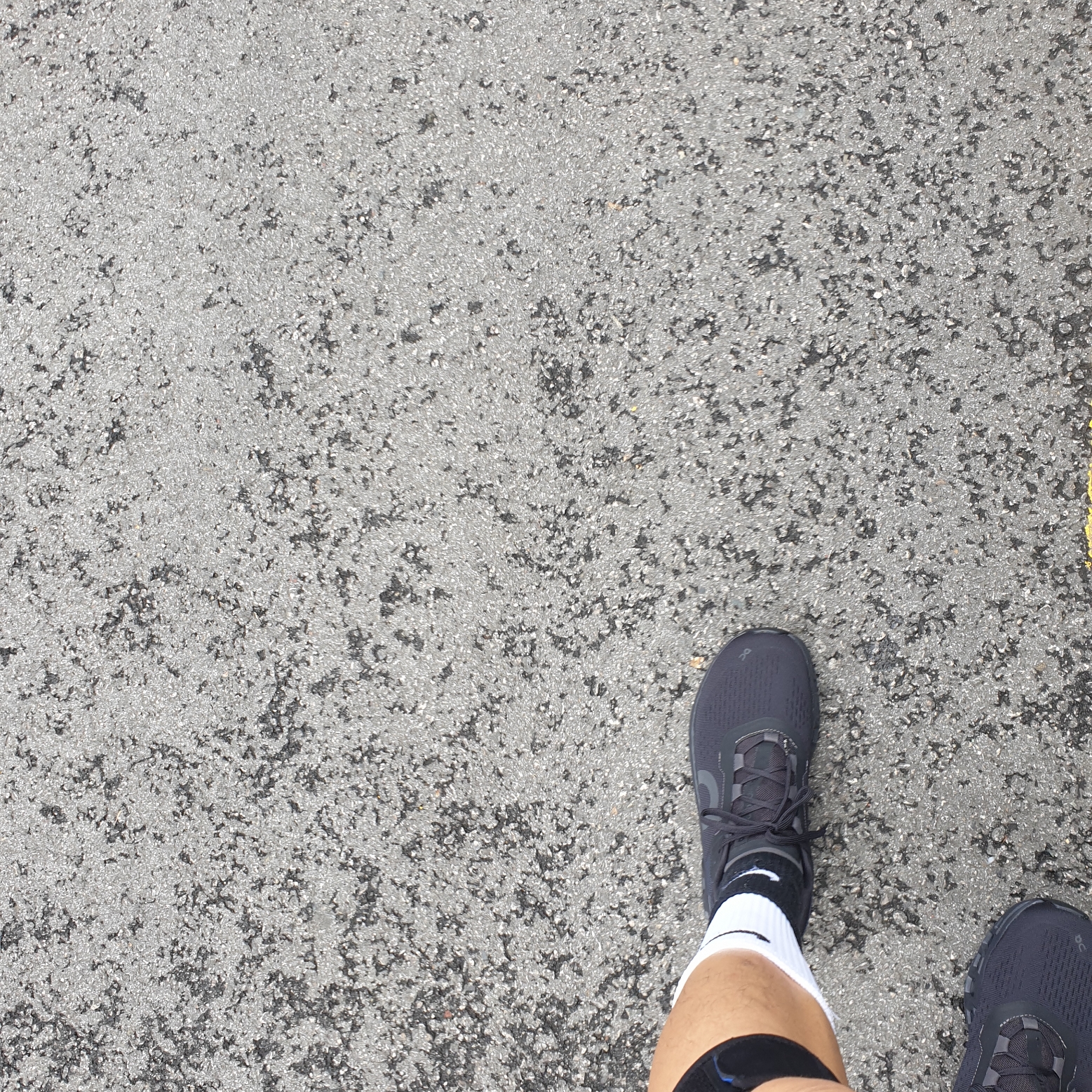 On Running Cloudmonster All Black 착용 스타일 - 1