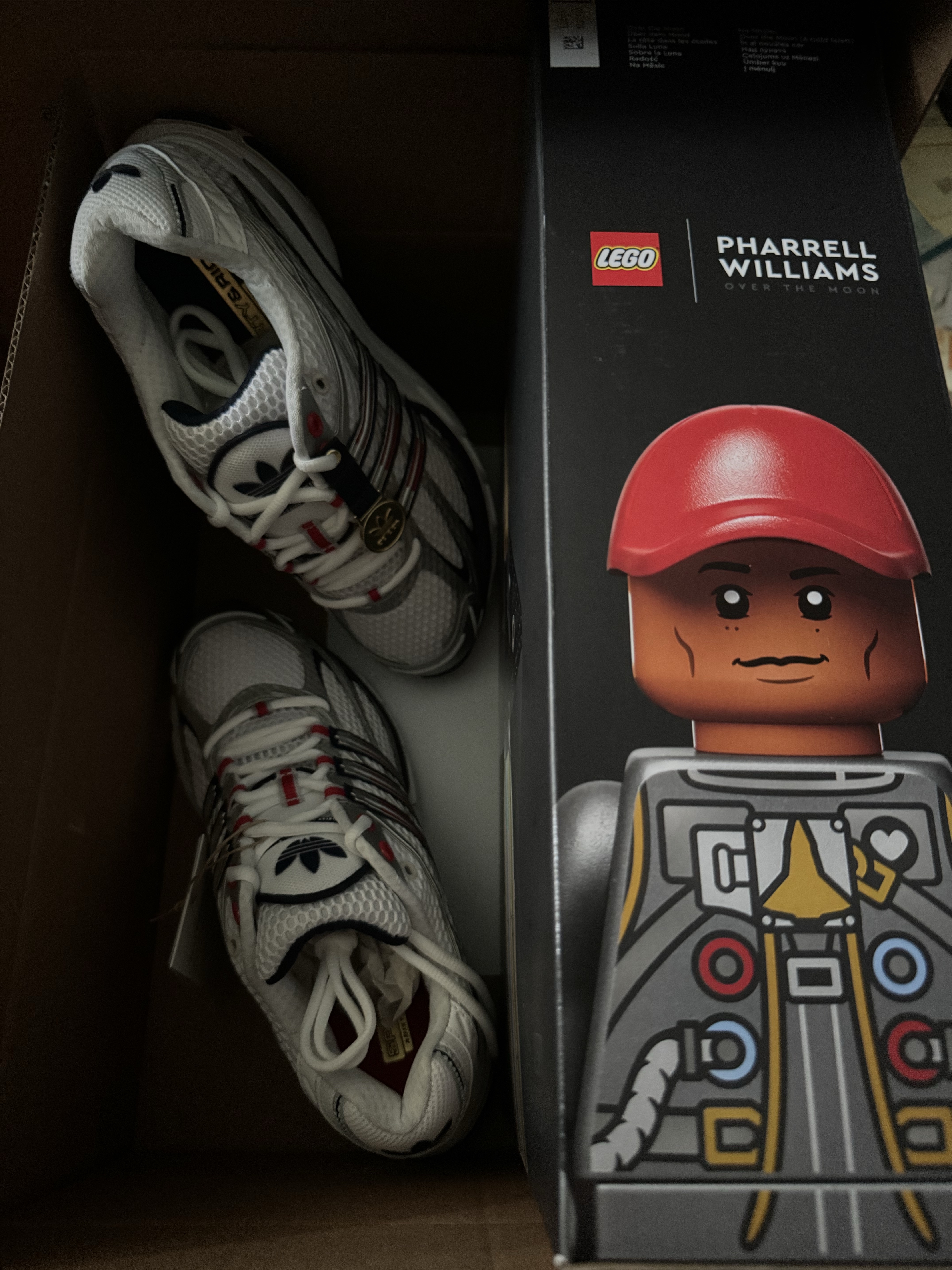 Lego Over the Moon with Pharrell Williams, Adidas x Sporty & Rich Adistar Cushion Cloud White Night Indigo 착용 스타일 - 4