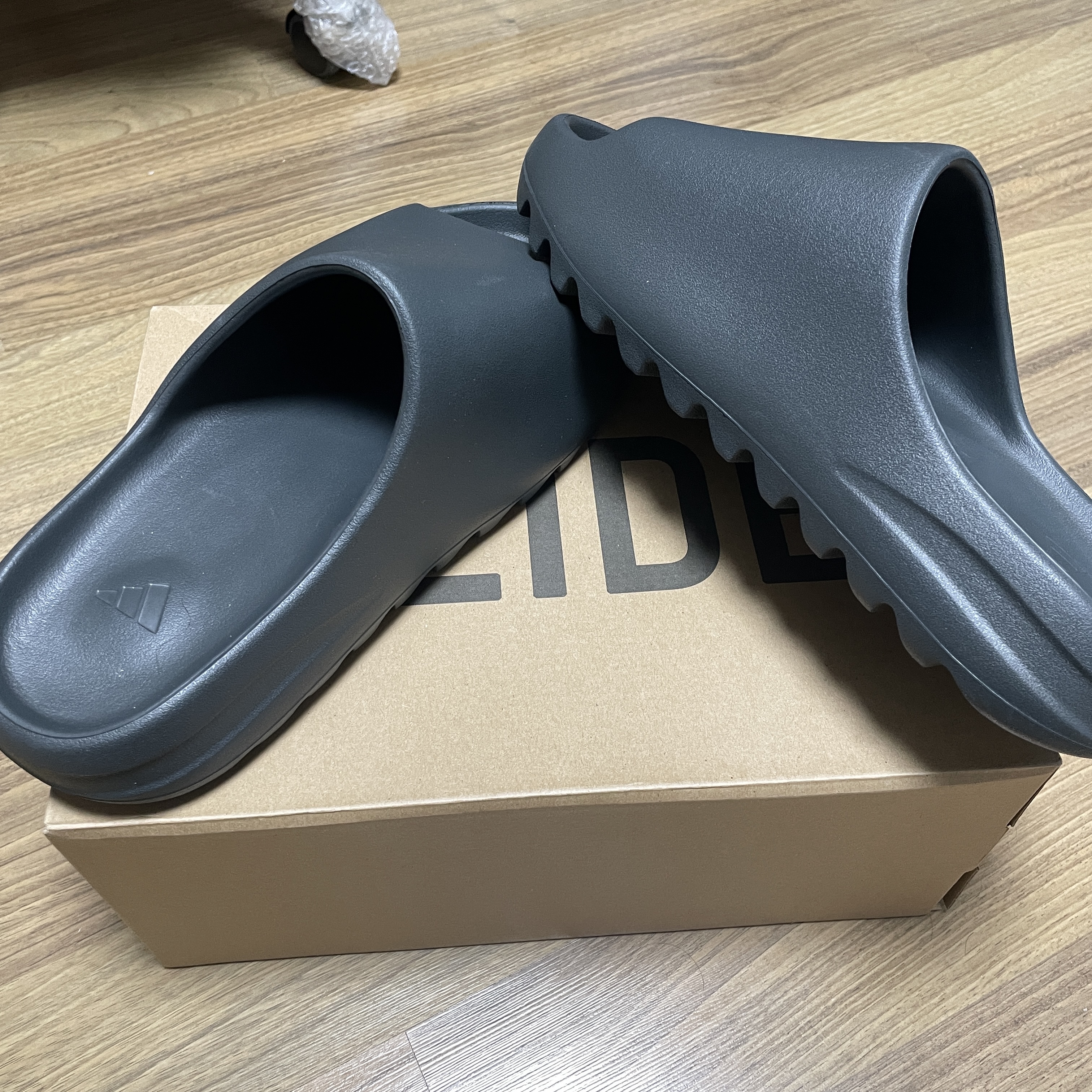 Adidas Yeezy Slide Dark Onyx 2024 착용 스타일