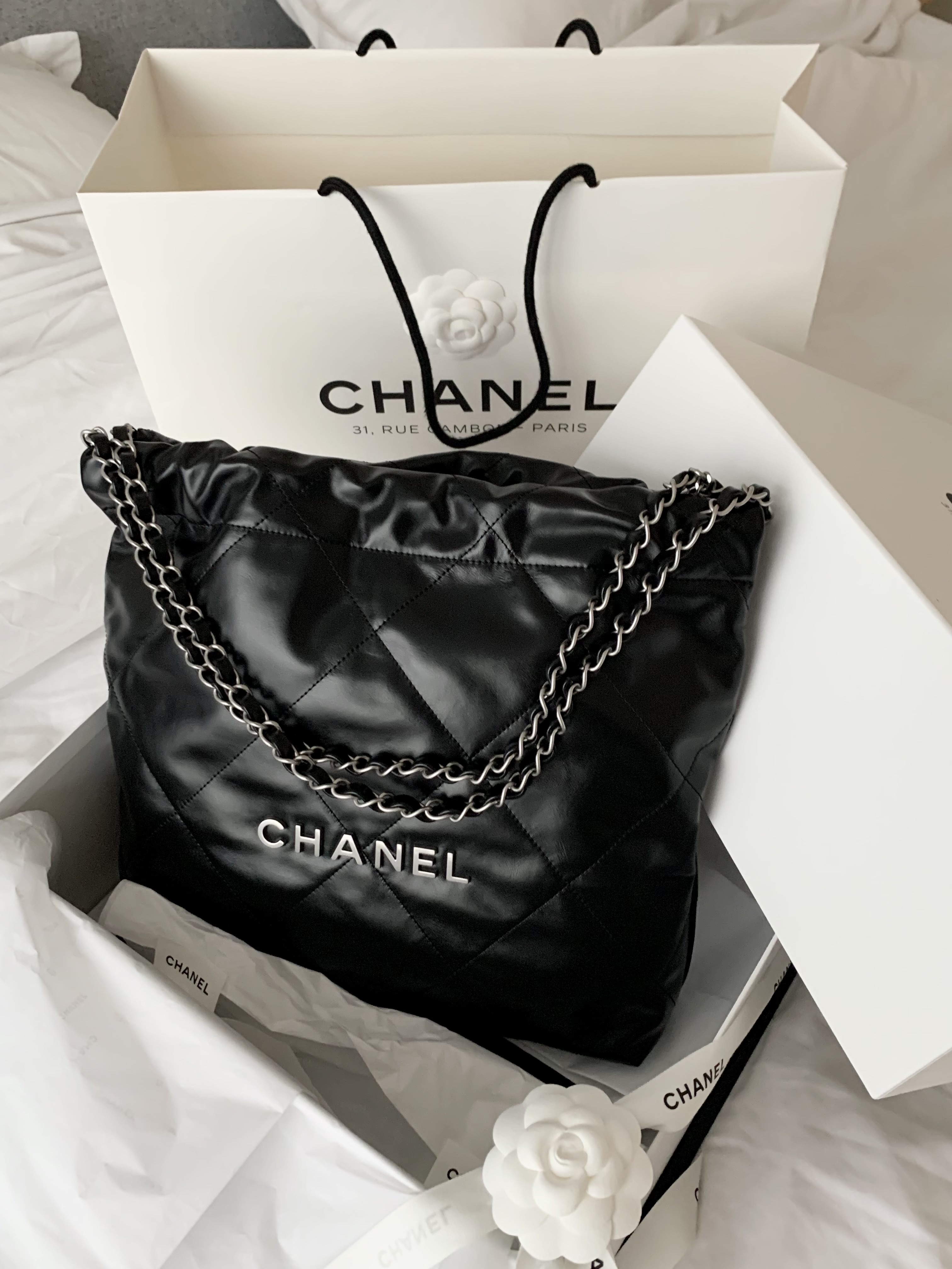 Chanel 22 Small Handbag Shiny Calfskin & Silver Black, Stussy Stock Paris T-Shirt White 착용 스타일 - 4