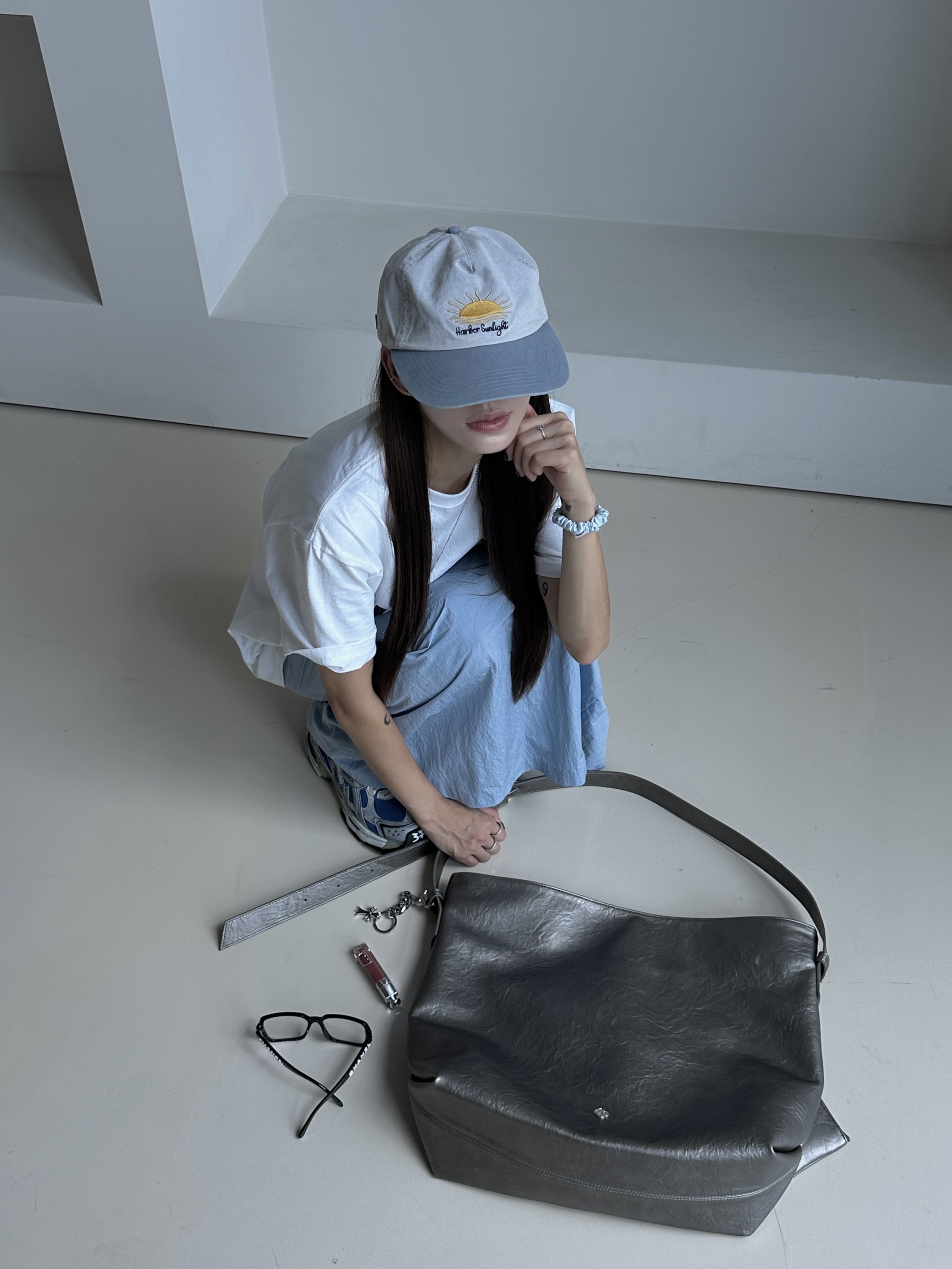 (W) Balenciaga Runner Sneakers Blue White, Stussy Sport Script T-Shirt White 착용 스타일 - 2