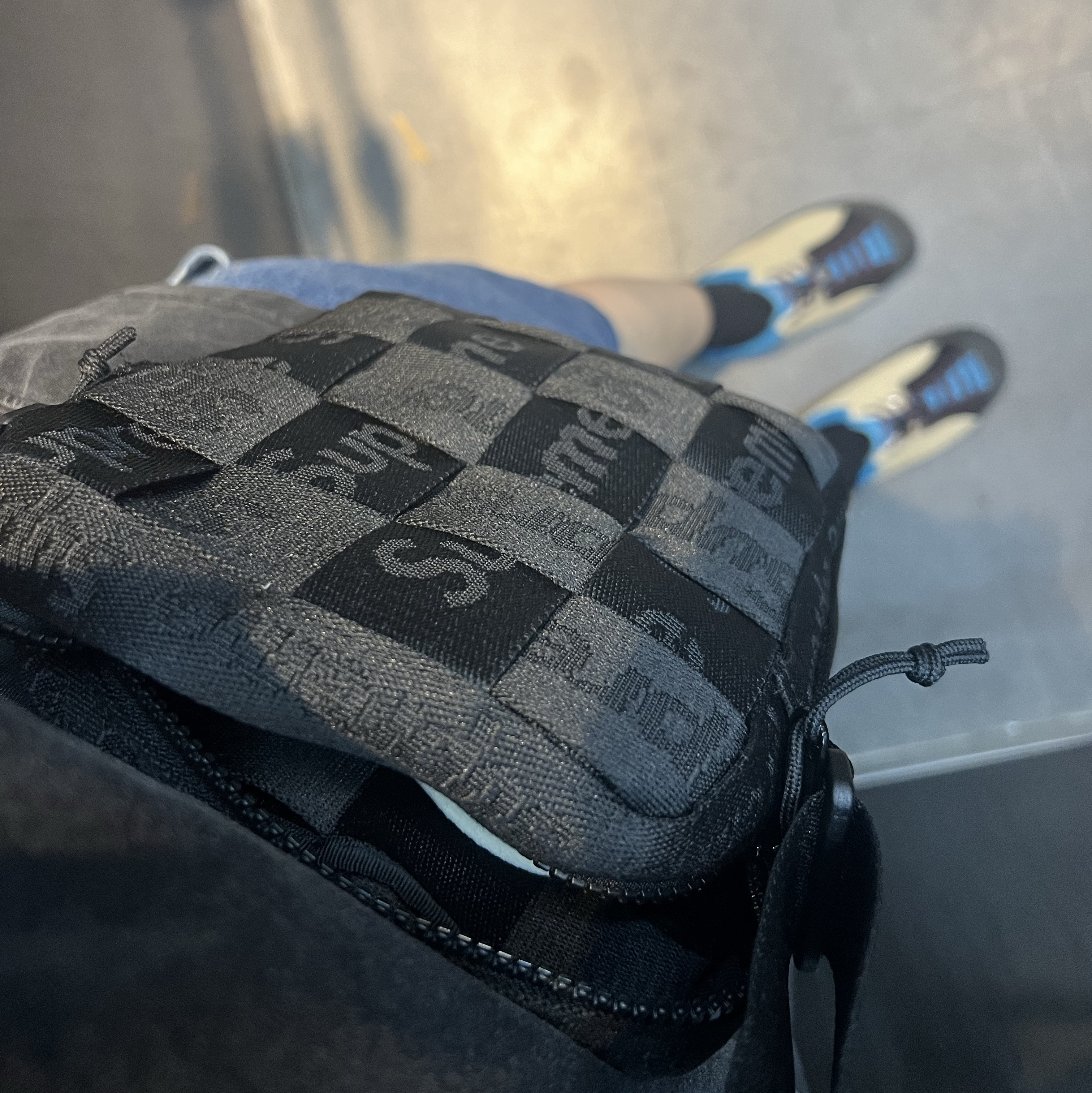Supreme Woven Shoulder Bag Black - 24SS, (W) Keen Jasper Rocks SP Sneakers Beige 착용 스타일