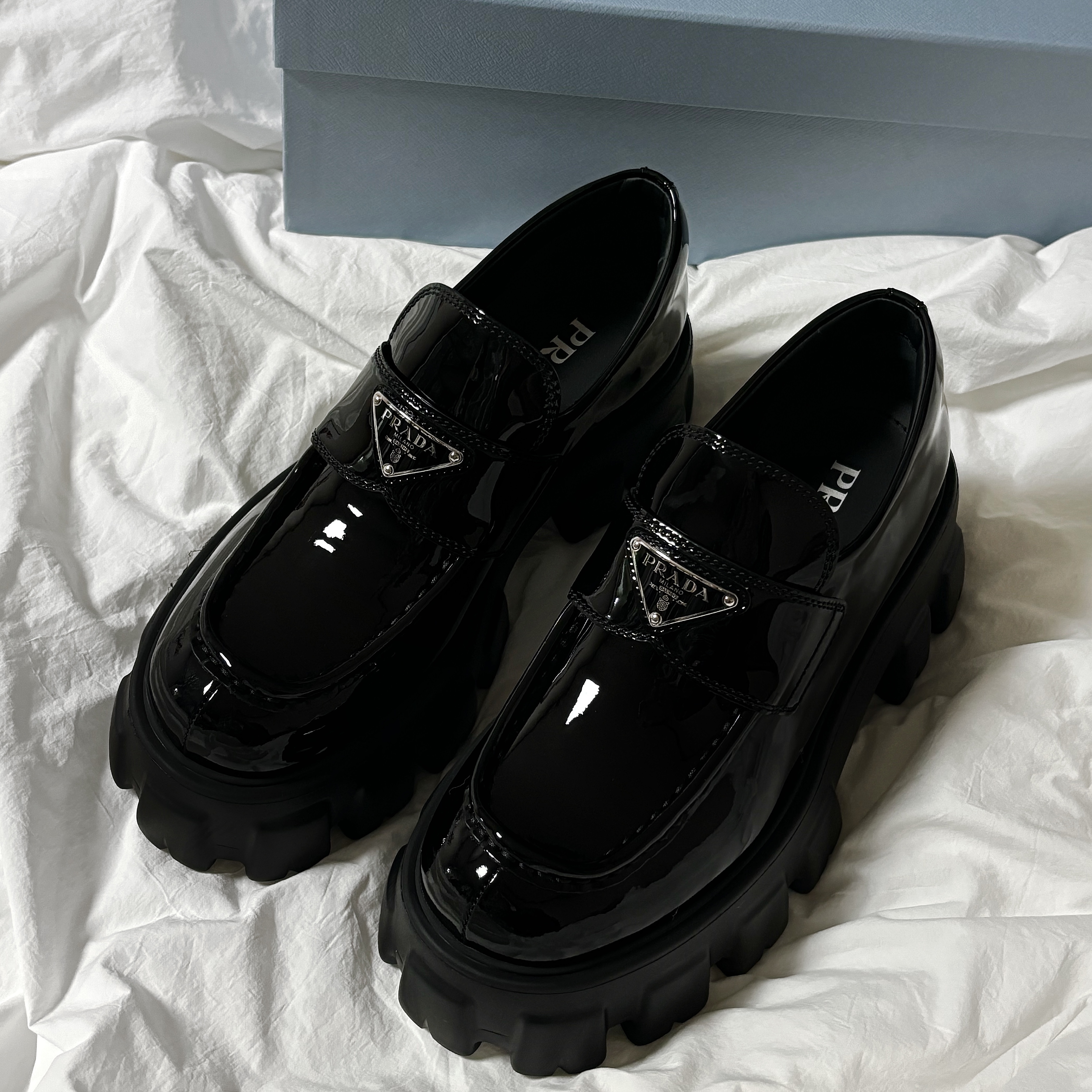 (W) Prada Monolith Patent Leather Loafers Black 착용 스타일 - 1