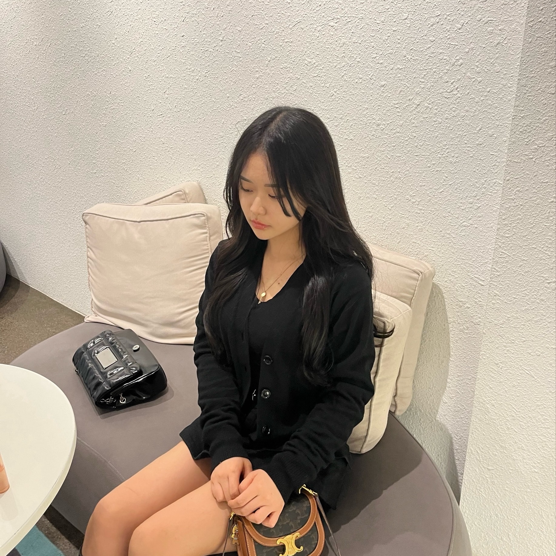 Celine Mini Besace Clea in Triomphe Canvas Calfskin Tan, Matin Kim Classic Chain Quilting Bag Black 착용 스타일 - 1