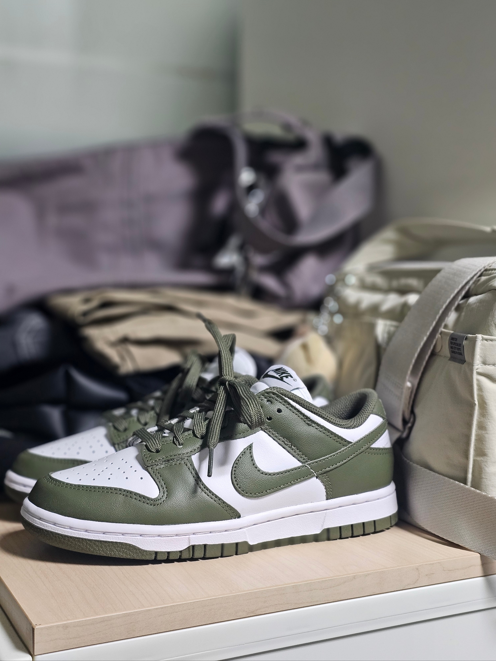 (W) Nike Dunk Low Medium Olive 착용 스타일 - 2