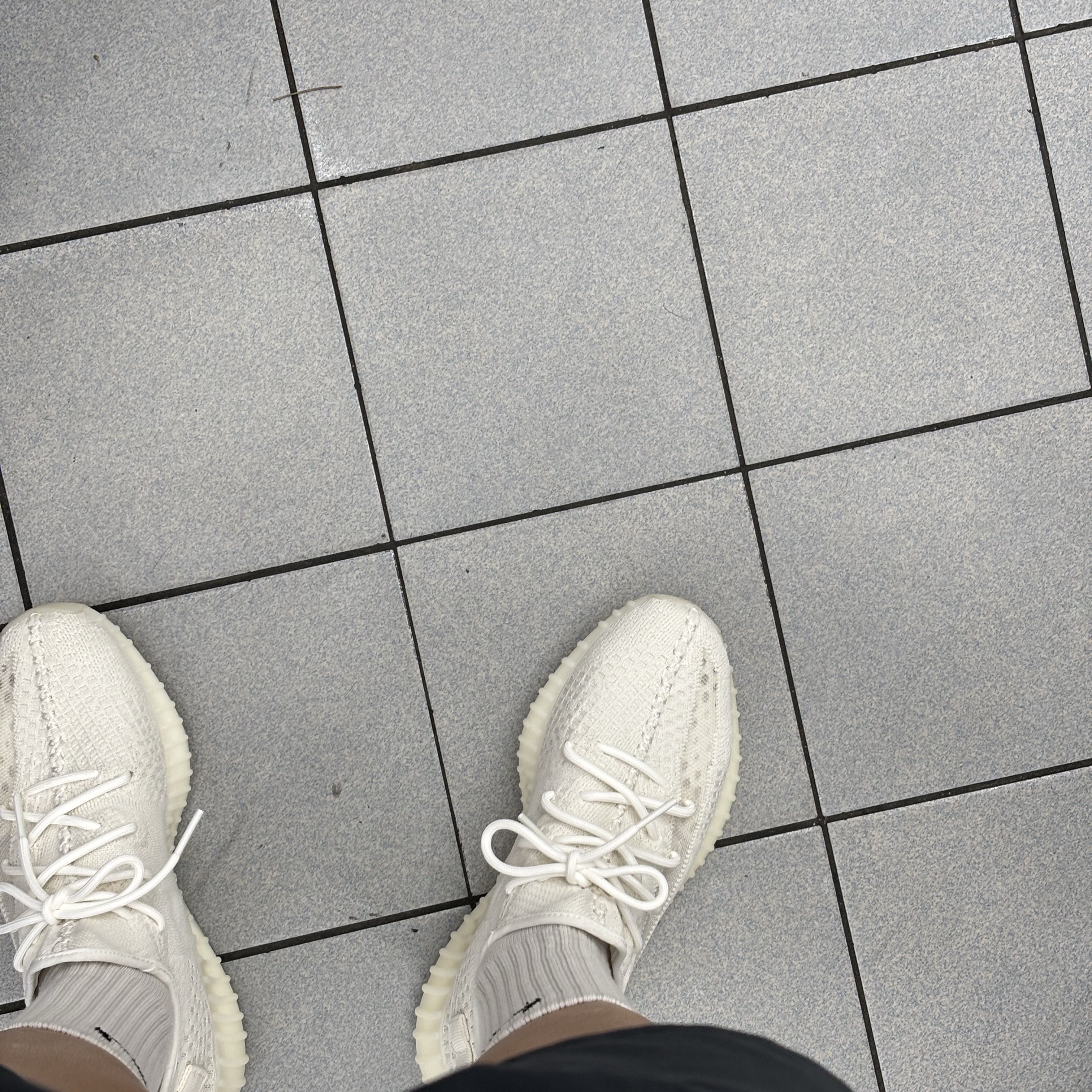 Adidas Yeezy Boost 350 V2 Bone 착용 스타일