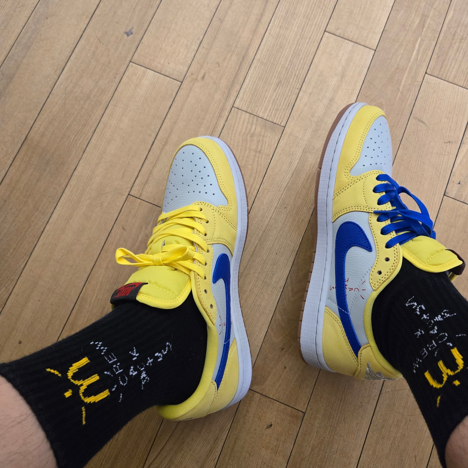 (W) Jordan 1 x Travis Scott Retro Low OG SP Canary 착용 스타일