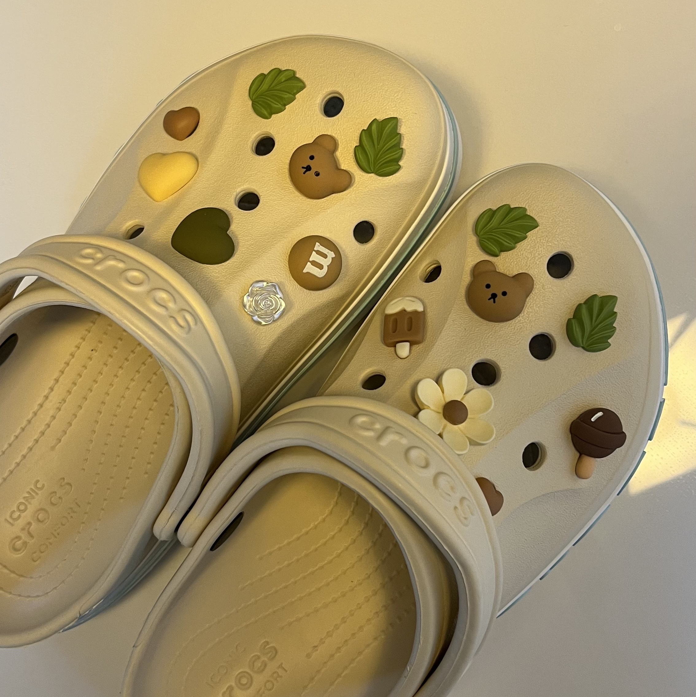 Crocs Bayaband Clog Winter White Multi 착용 스타일