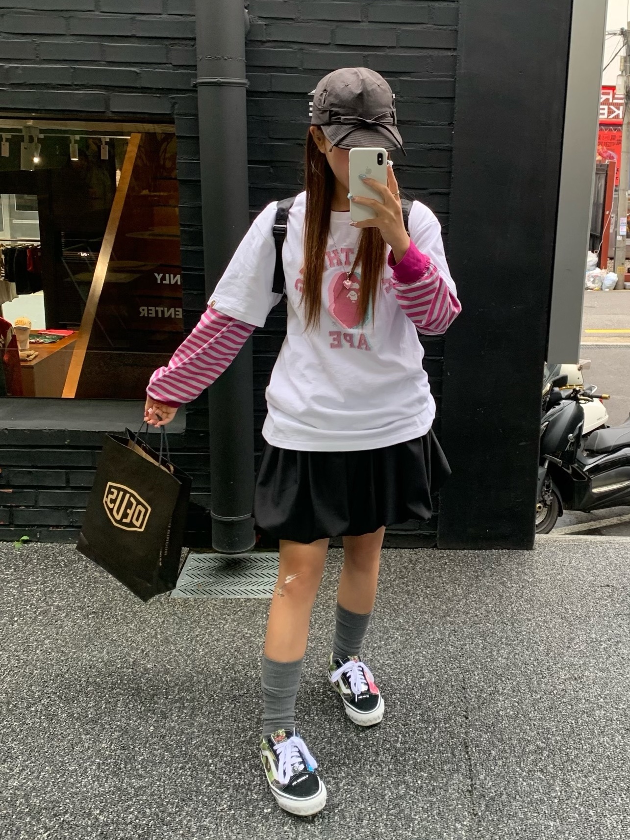 BAPE Glitch Art College T-Shirt White, Vans x BAPE Old Skool TB LX Black 착용 스타일