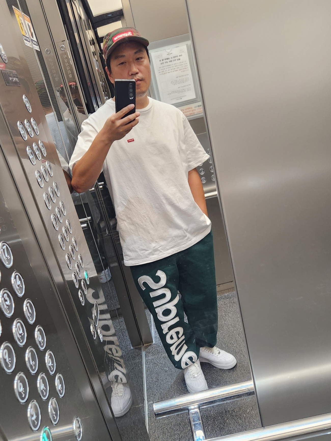Supreme Satin Applique Sweatpants Dark Green - 24FW, Supreme Small Box T-Shirt White - 24FW 착용 스타일