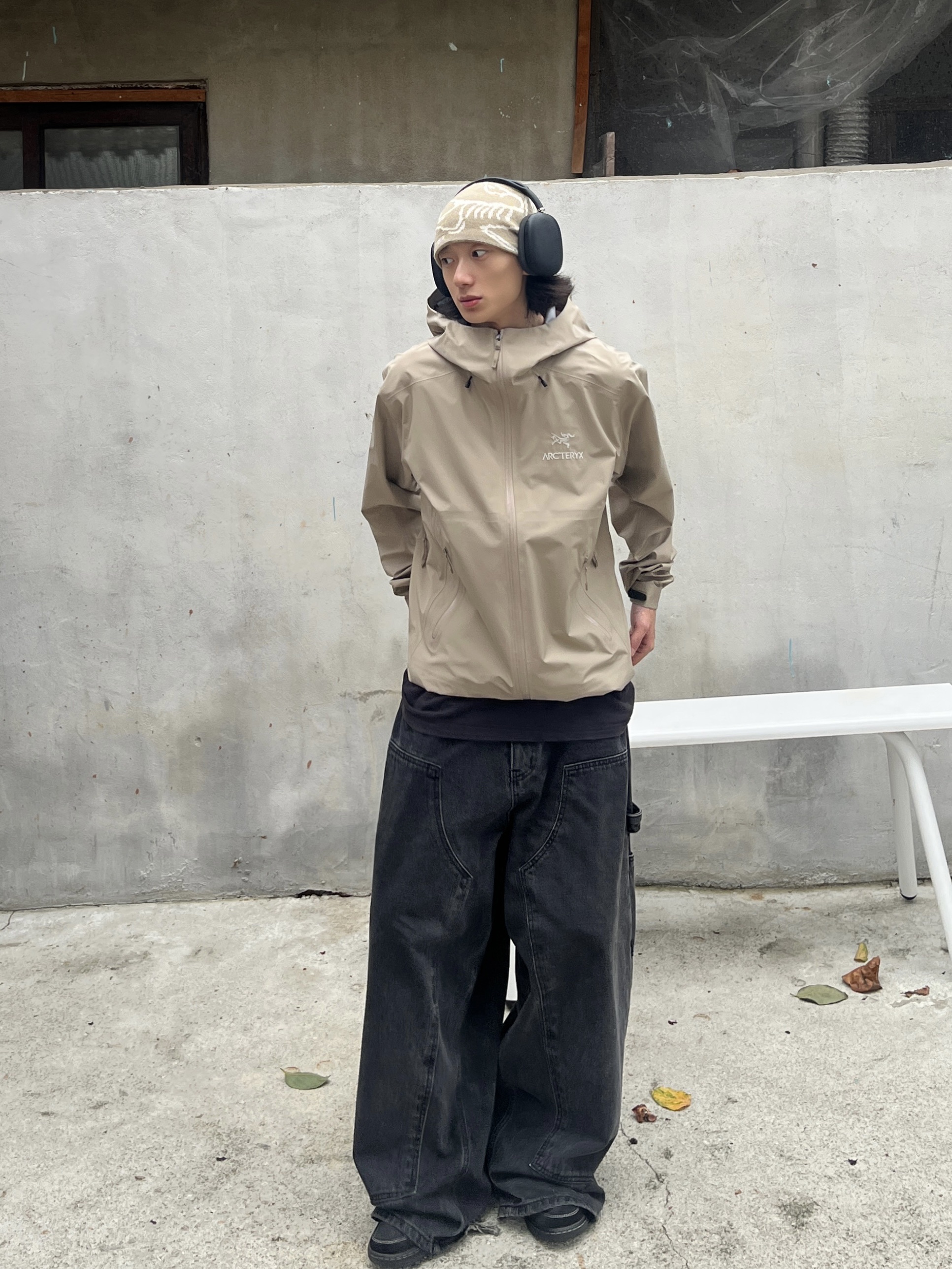Arc'teryx Beta LT Jacket Smoke Bluff 착용 스타일 - 3