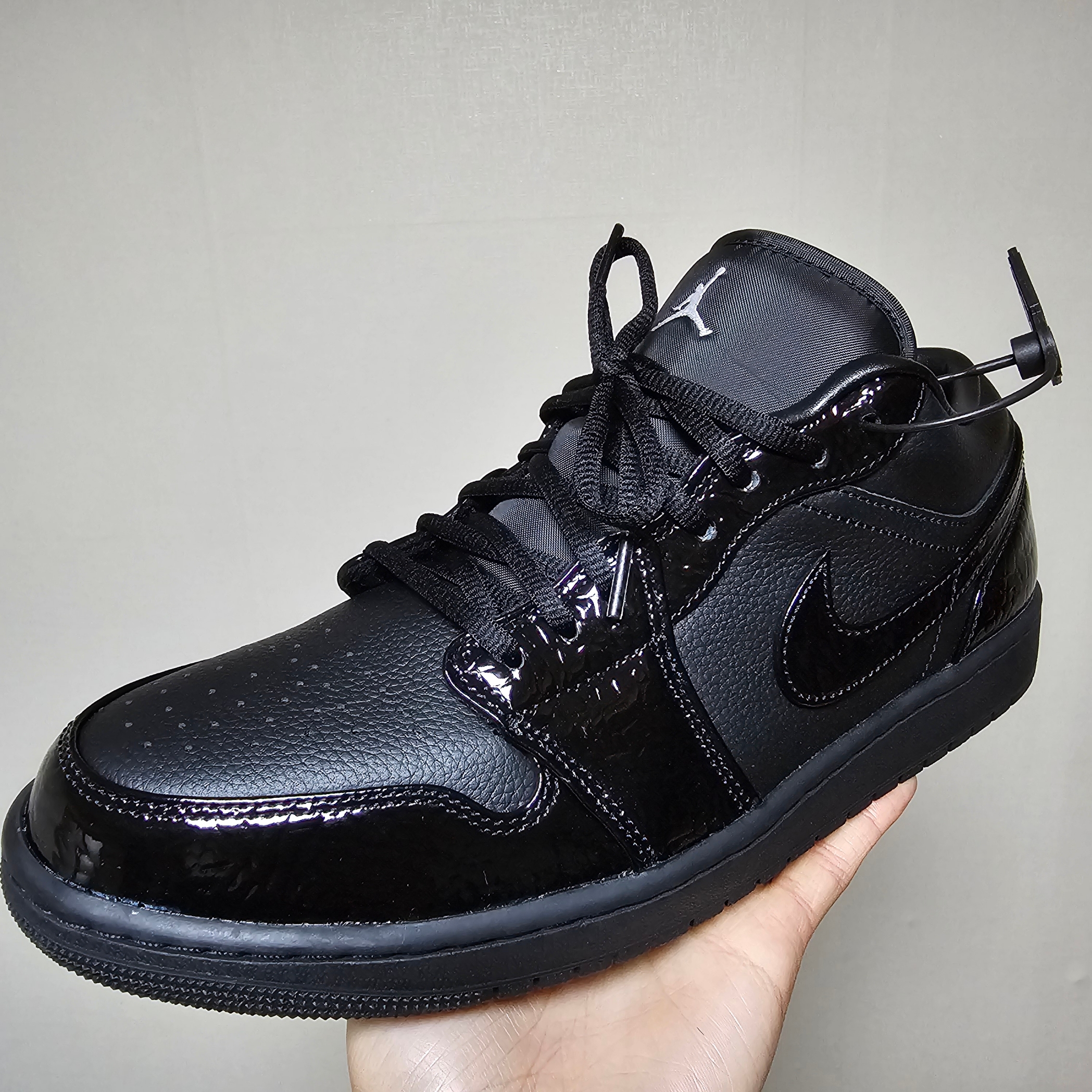 (W) Jordan 1 Low SE Black Metallic Silver 착용 스타일 - 1