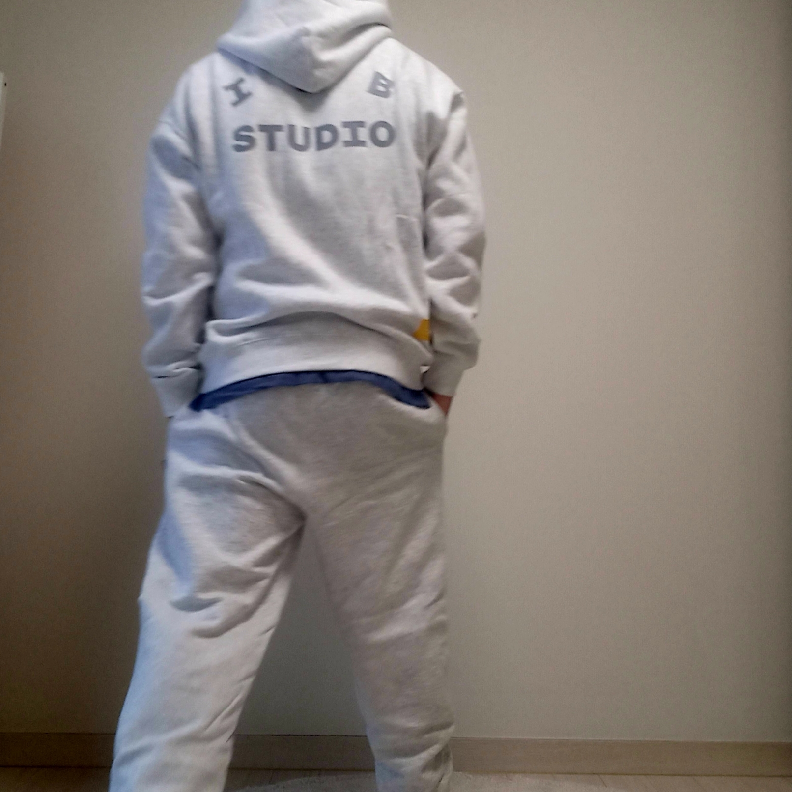 IAB Studio Hoodie Light Gray, IAB Studio Sweatpants Light Gray 착용 스타일 - 3