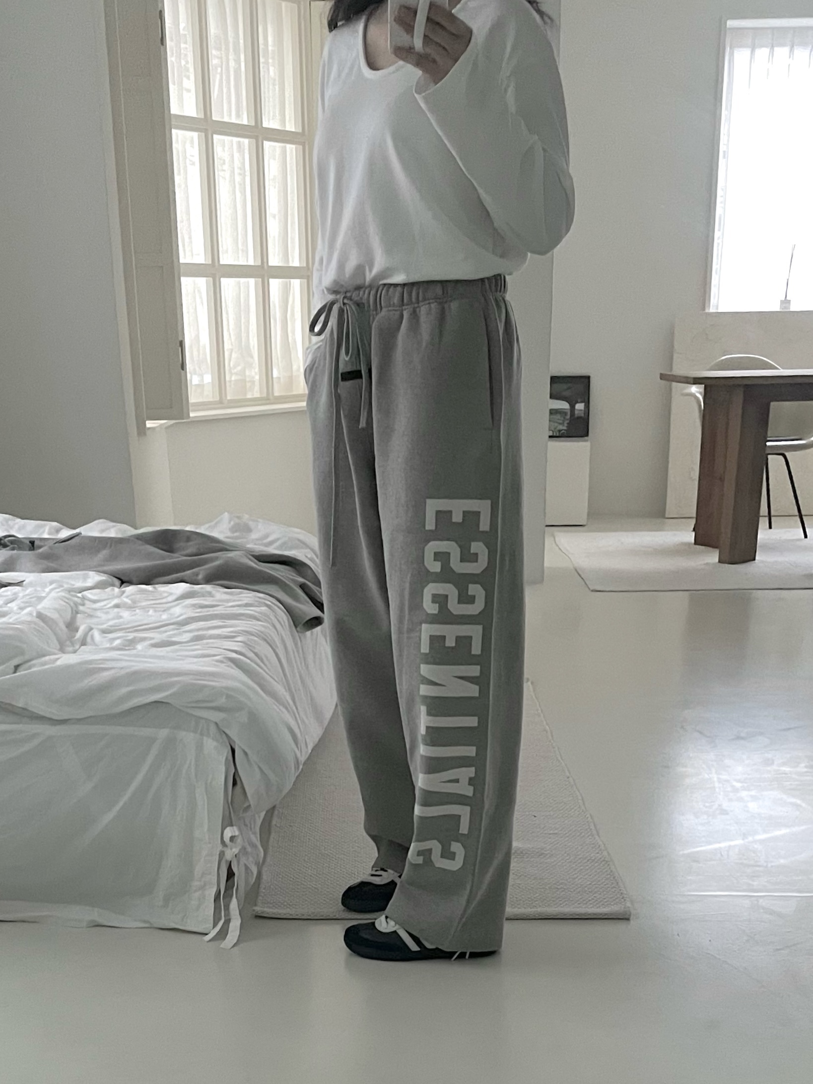 Essentials Fleece Relaxed Sweatpant Black - 24FW, (W) Adidas x Hello Kitty Adifom Stan Smith Mule Off White 착용 스타일 - 2