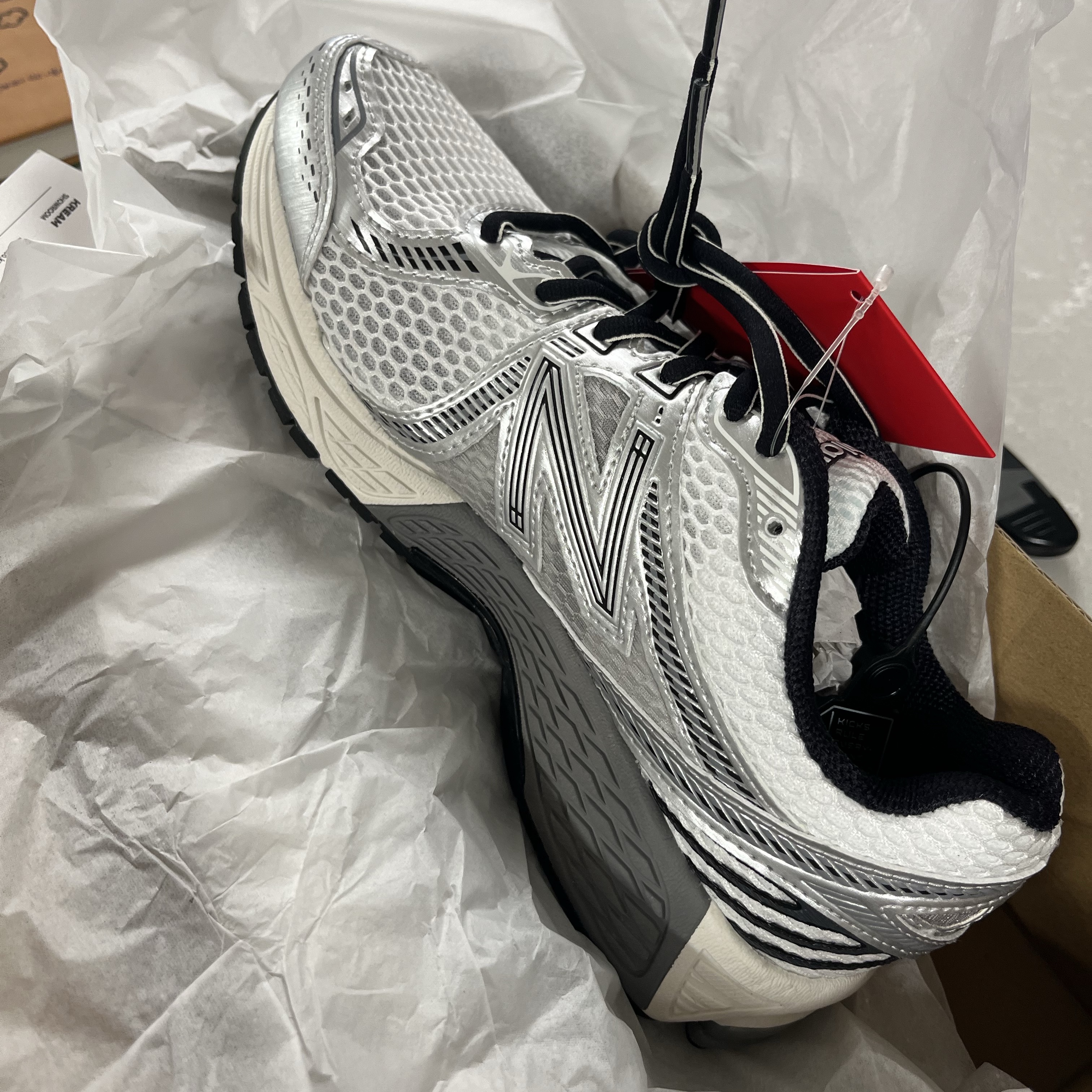 New Balance 860v2 Optic White 착용 스타일
