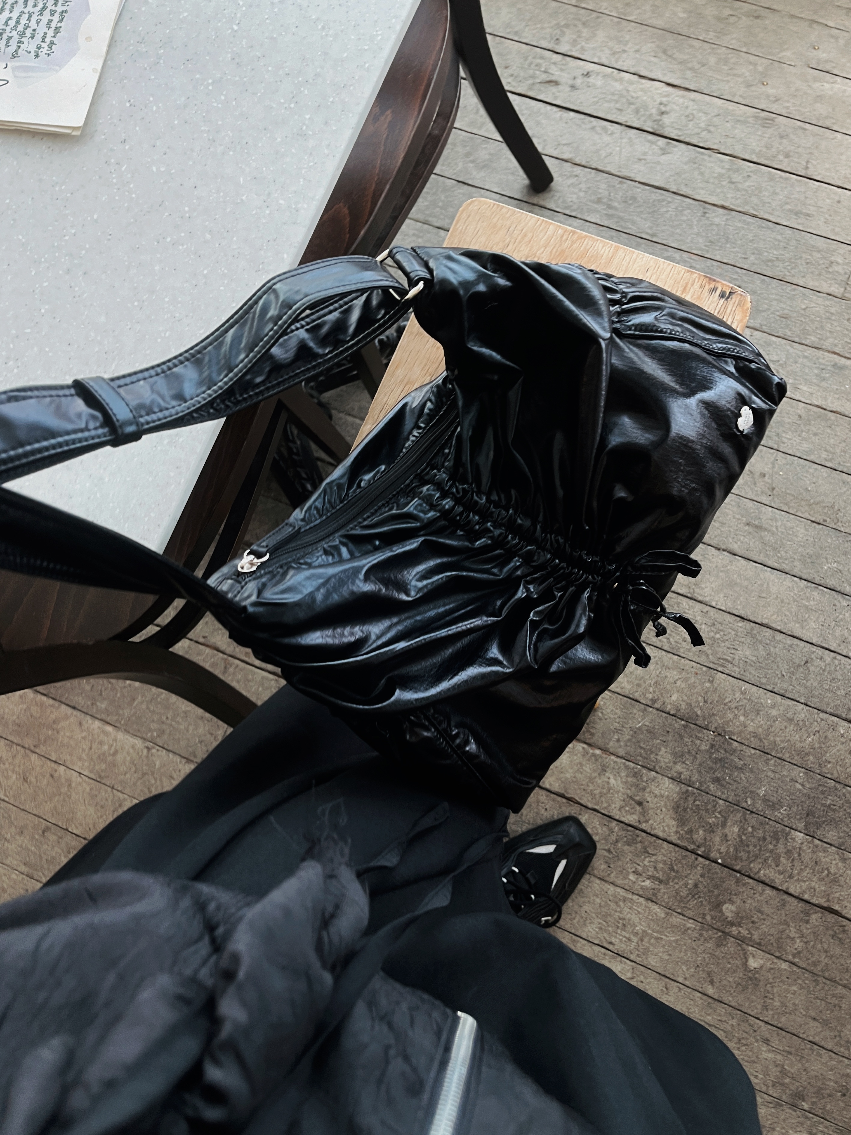 Nike x Martine Rose Shox MR4 Black 착용 스타일 - 3