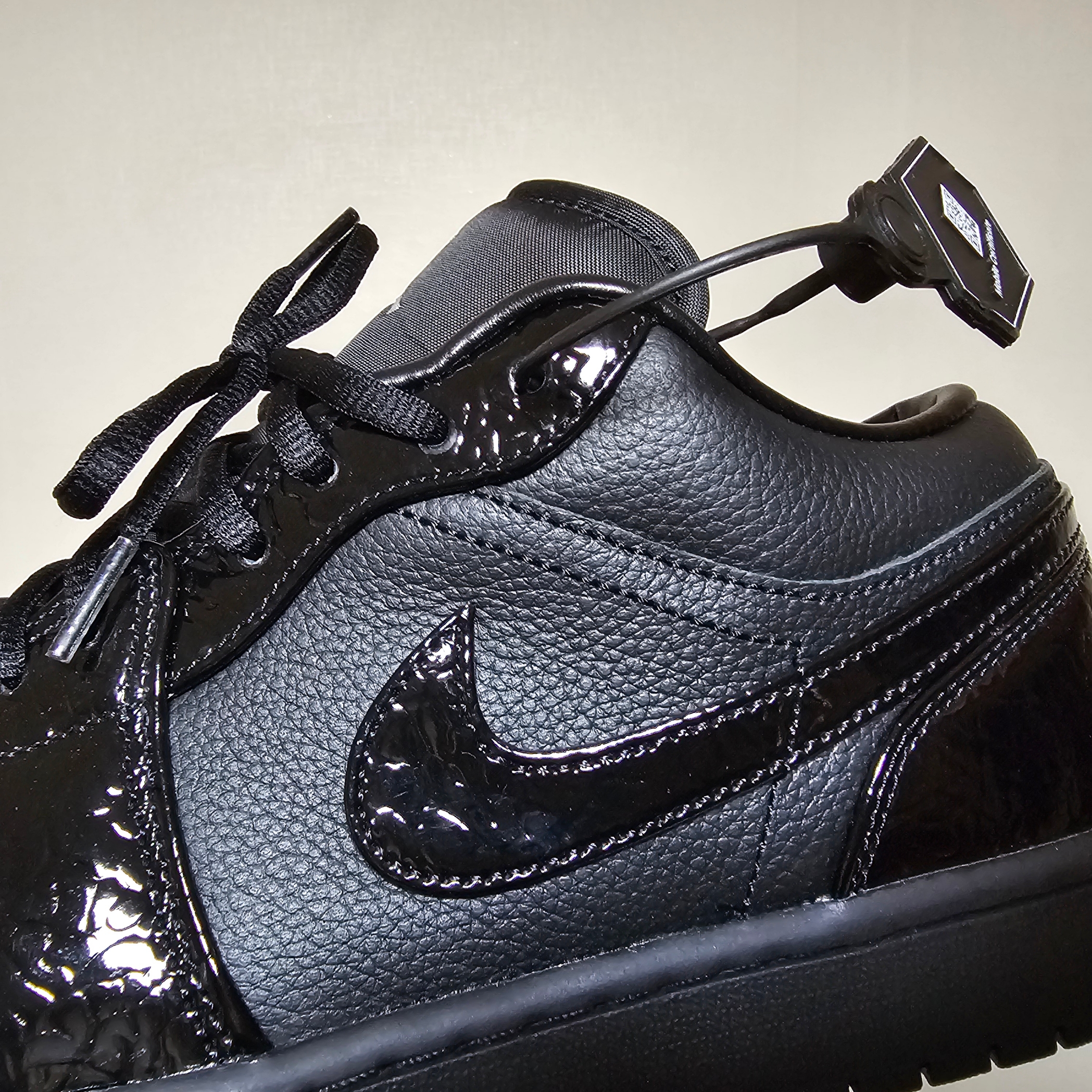 (W) Jordan 1 Low SE Black Metallic Silver 착용 스타일 - 3