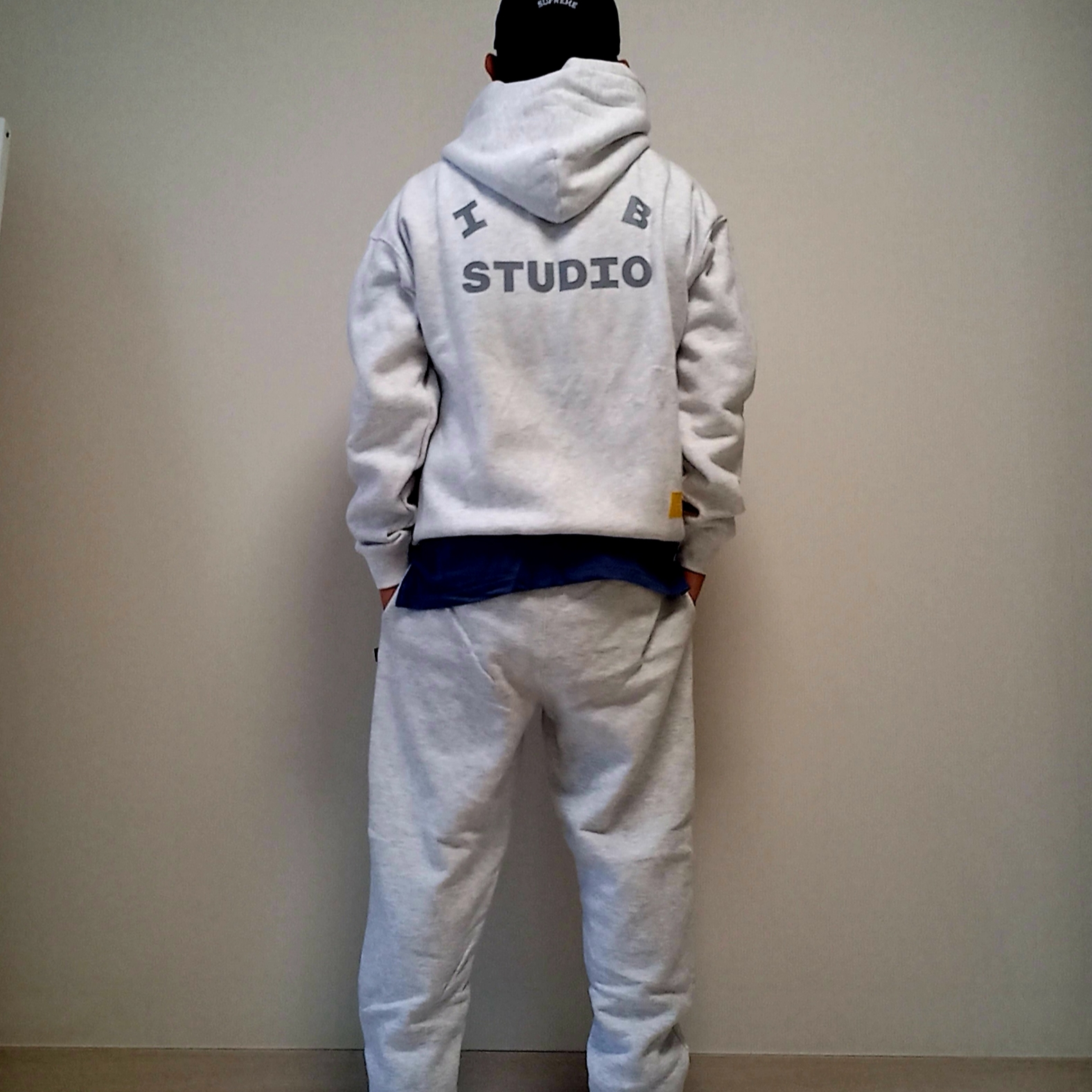IAB Studio Hoodie Light Gray, IAB Studio Sweatpants Light Gray 착용 스타일 - 1