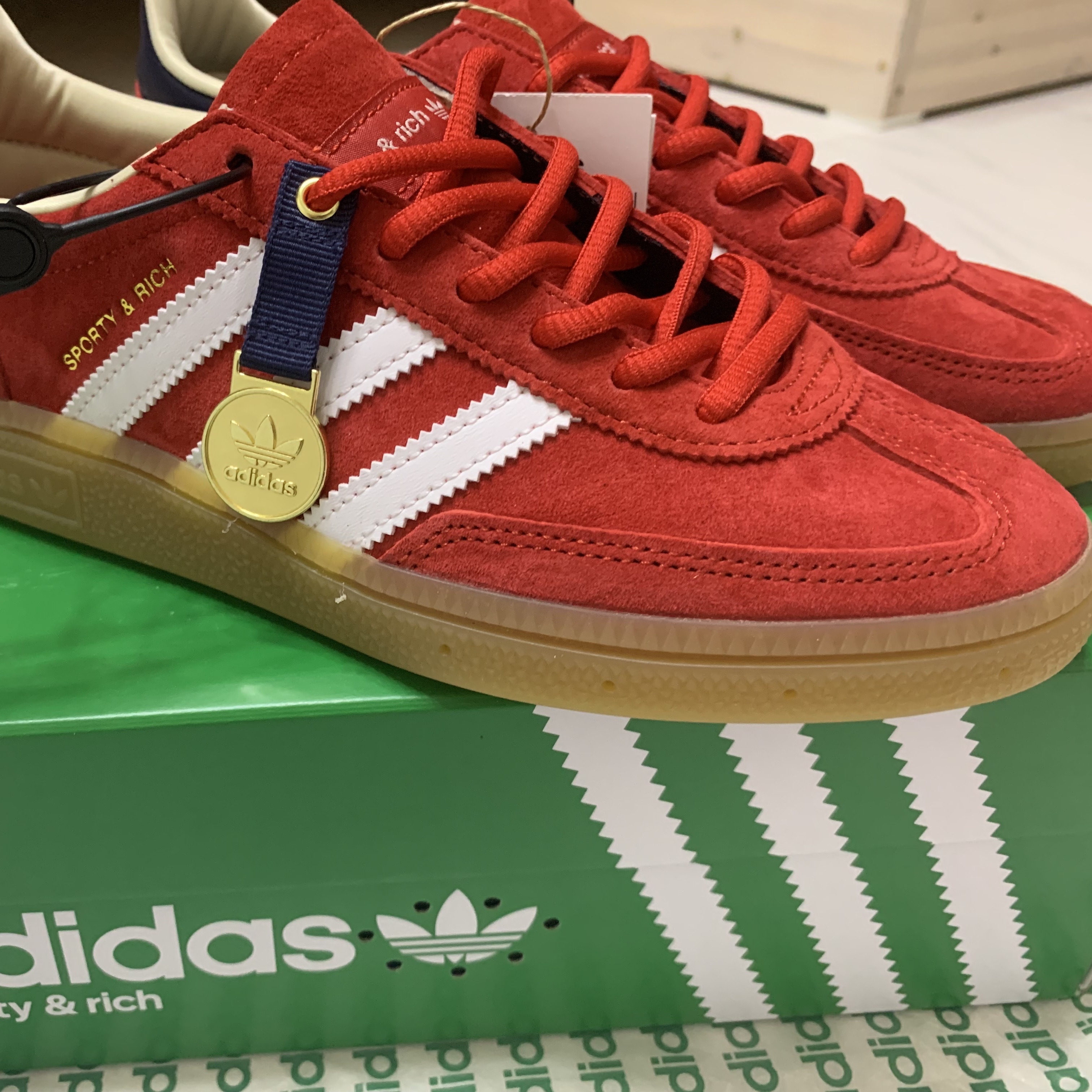 Adidas x Sporty & Rich Spezial Handball Collegiate Red Night Indigo 착용 스타일 - 2