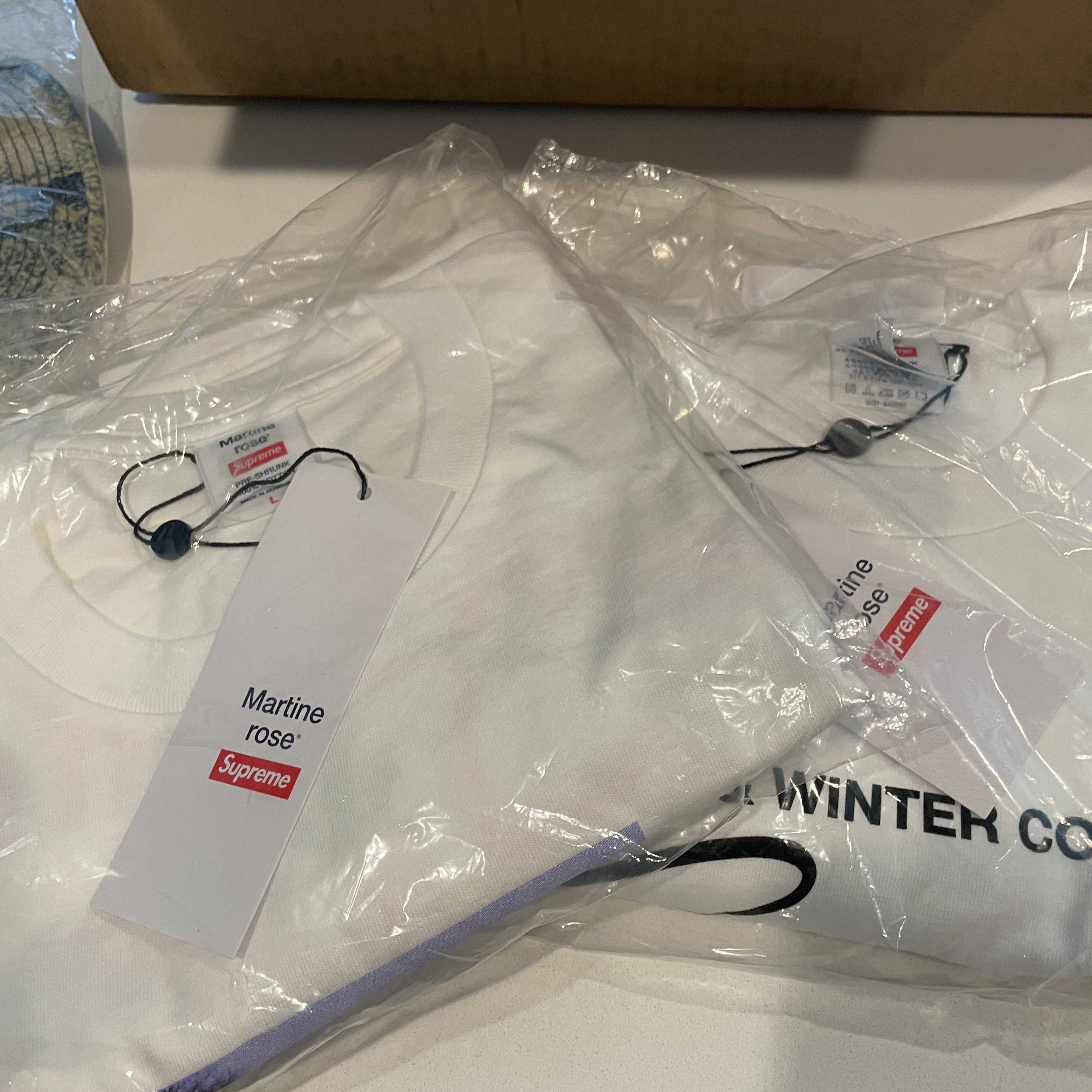 Supreme x Martine Rose T-Shirt White - 24FW, Supreme x Martine Rose Lee Scratch Perry T-Shirt White - 24FW 착용 스타일