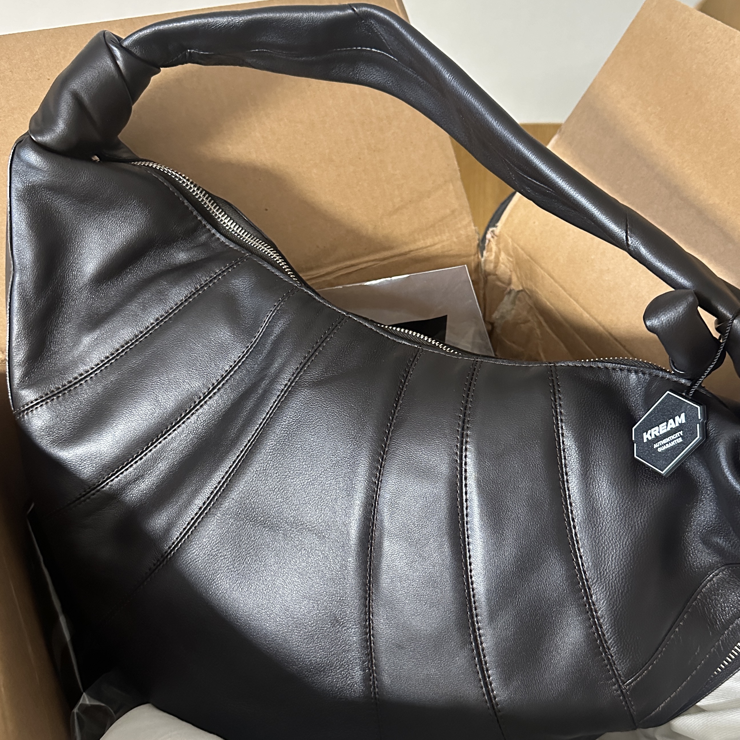 Lemaire Fortune Croissant Bag Soft Nappa Leather Dark Chocolate 착용 스타일