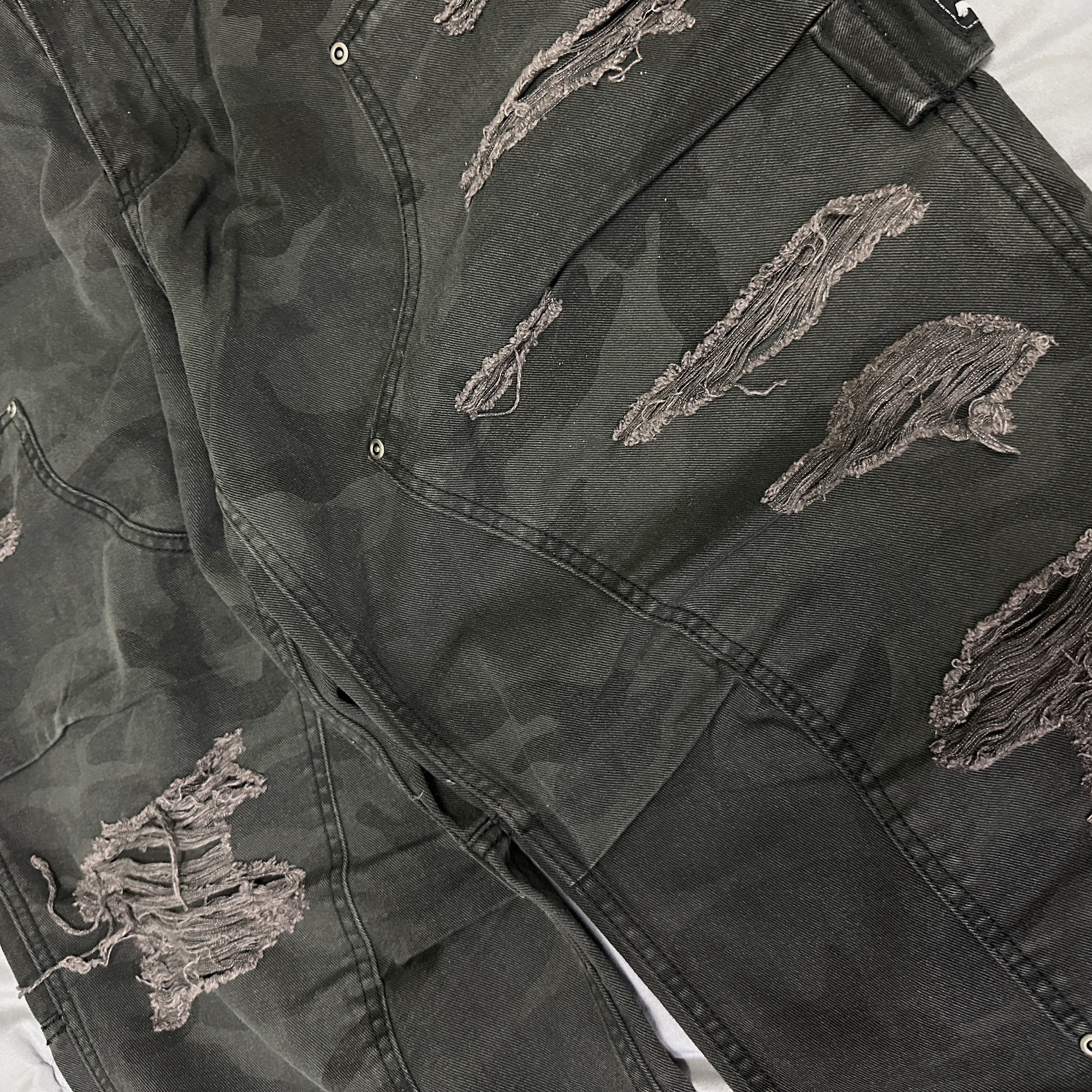 ETCE Double Knee Destroyed Pants Black Camo 착용 스타일