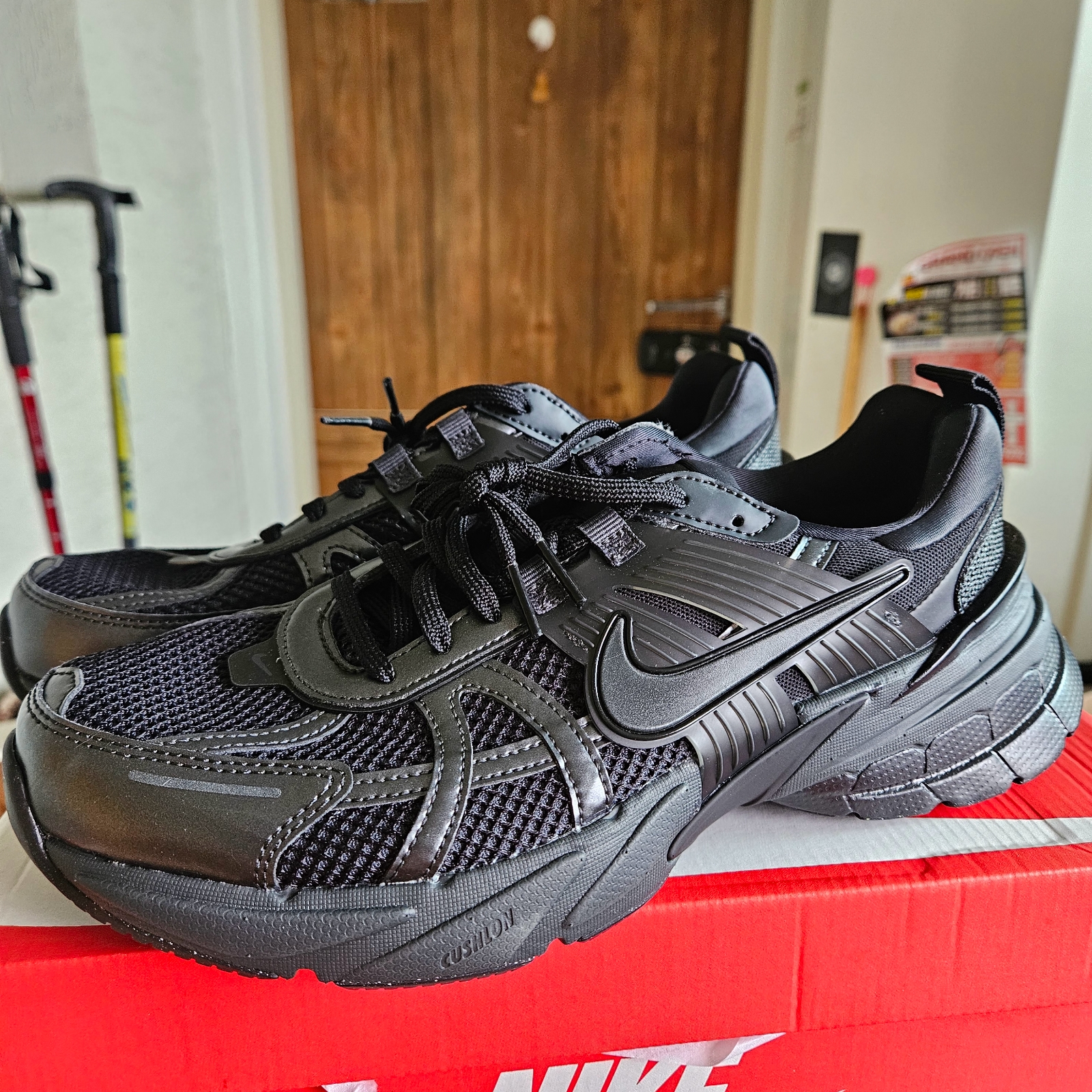 Nike V2K Run Black Anthracite 착용 스타일 - 2