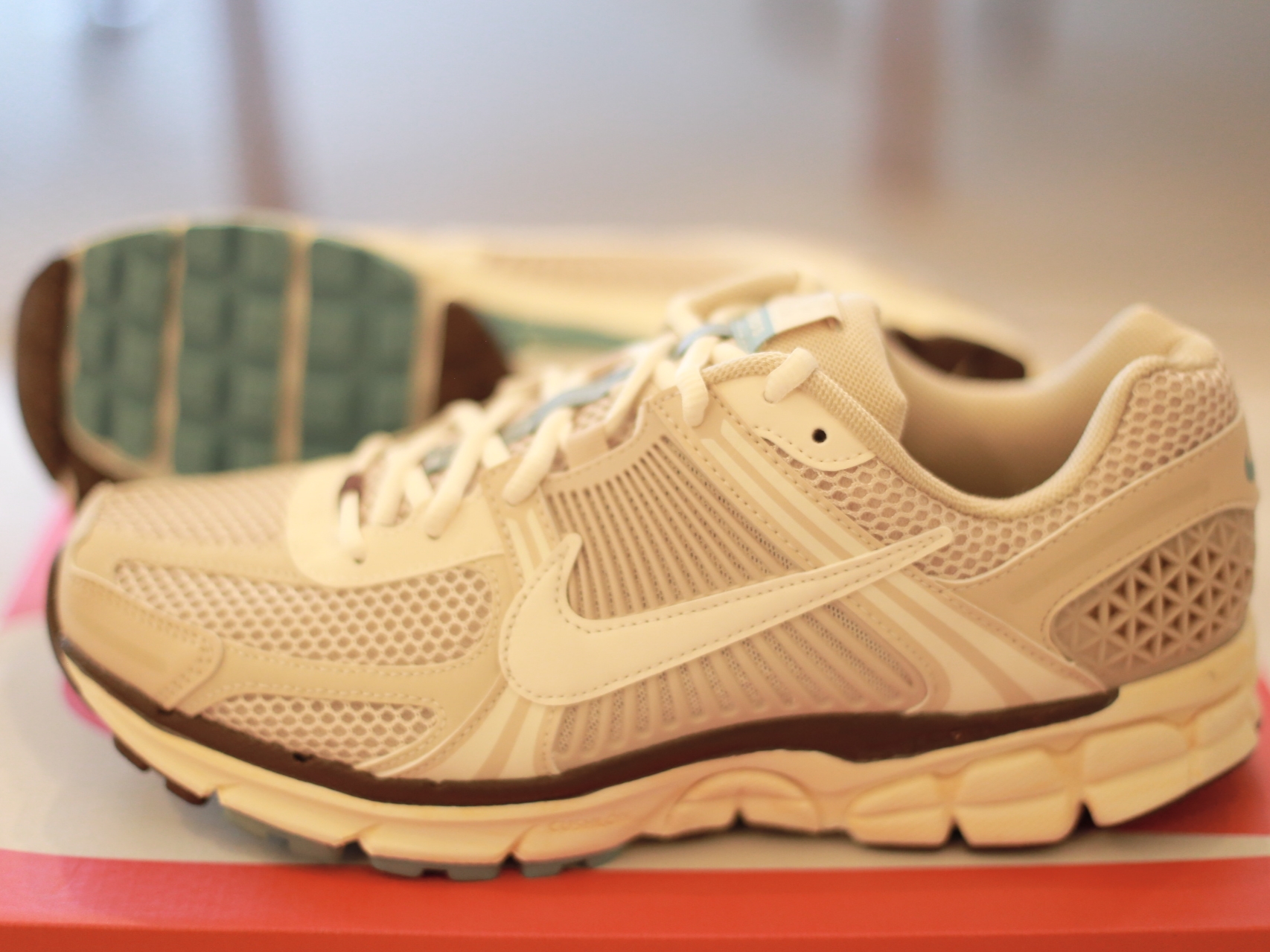 (W) Nike Zoom Vomero 5 Oatmeal 착용 스타일 - 4