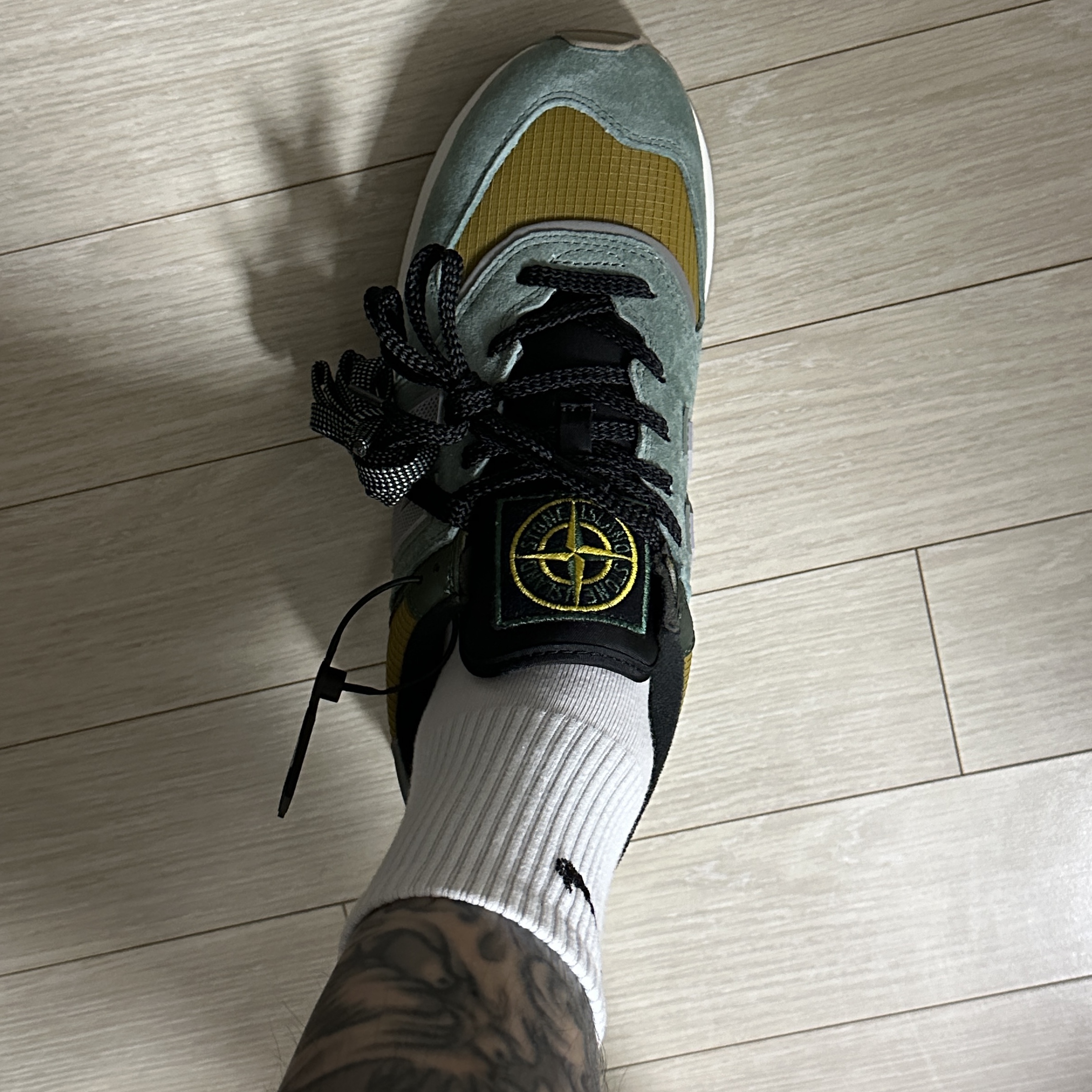 New Balance x Stone Island 574 Legacy Light Green 착용 스타일 - 2