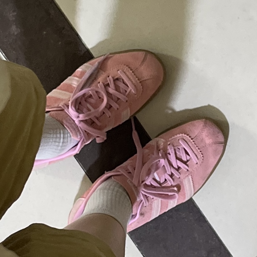Adidas Bermuda Glow Pink 착용 스타일