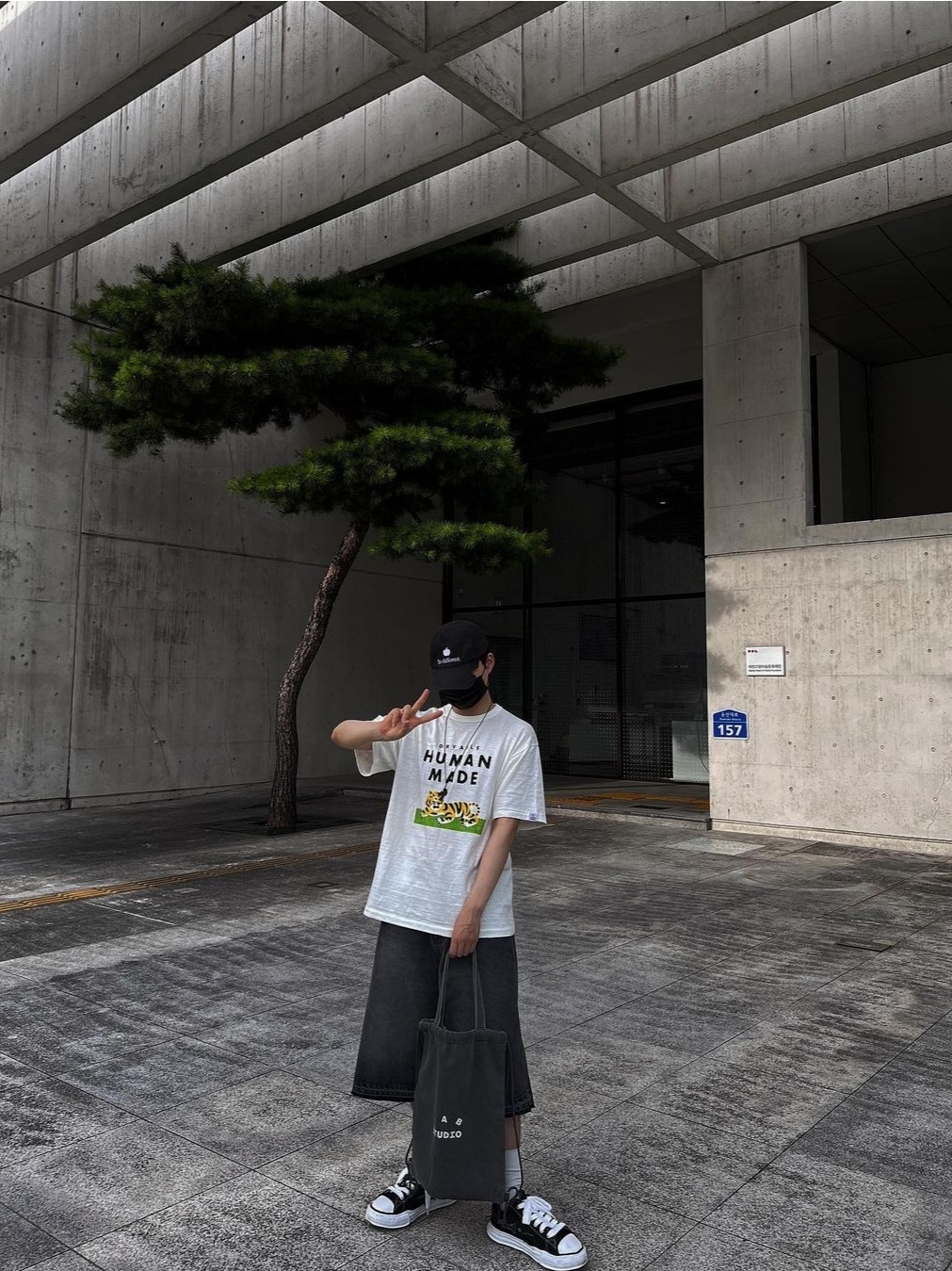 Human Made #2310 T-Shirt White, Maison Mihara Yasuhiro Peterson OG Sole Broken Low-top Sneakers Black 착용 스타일 - 5