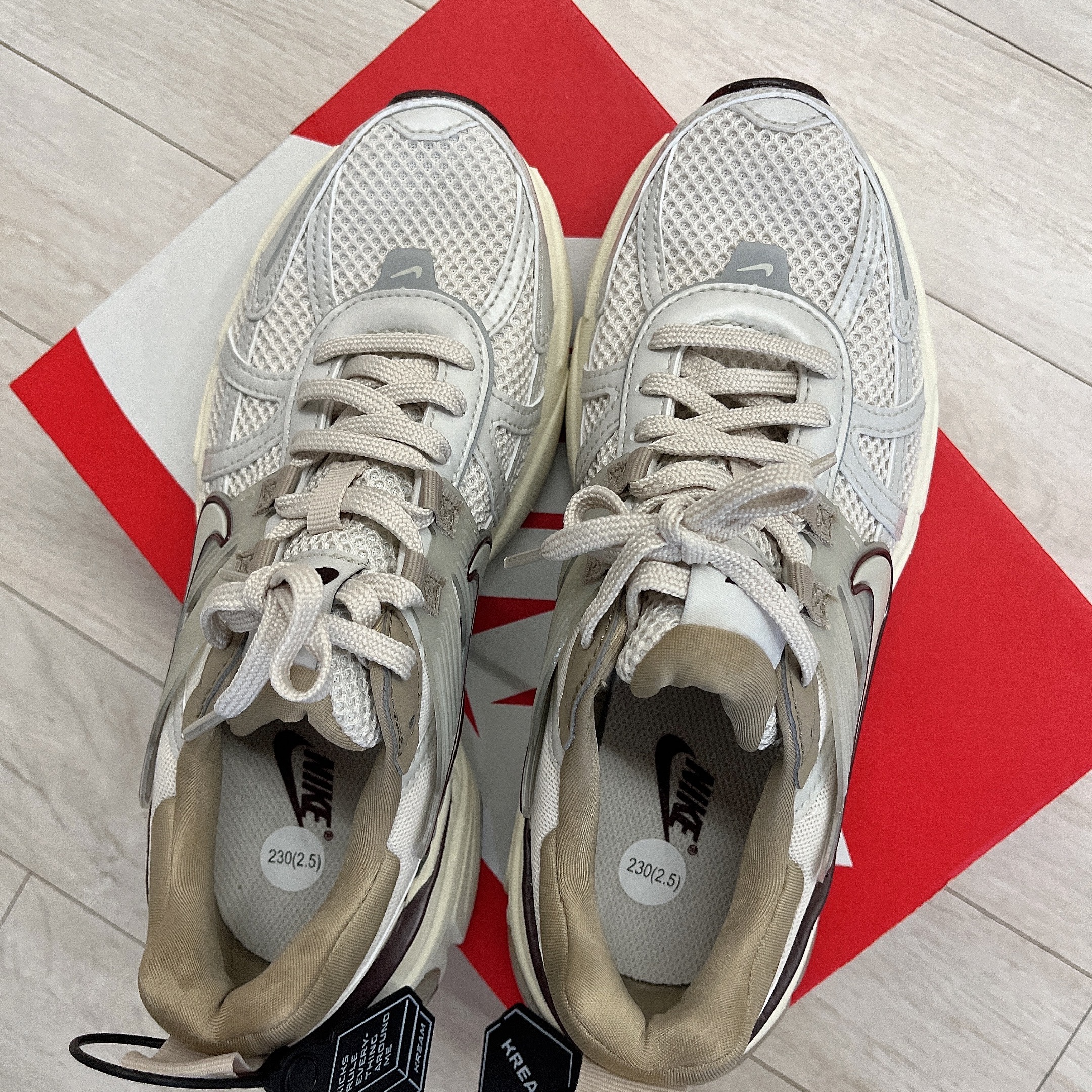 Nike V2K Run Light Orewood Brown Khaki 착용 스타일